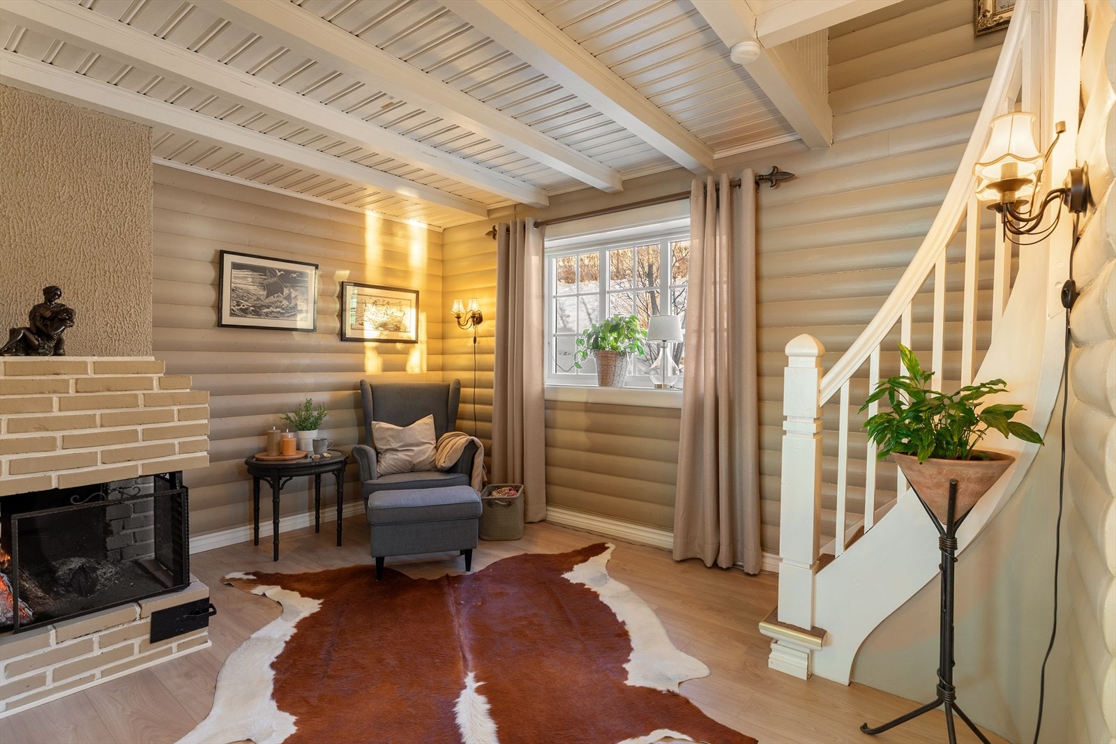 Peis stue ved inngangspartiet Galleribilde