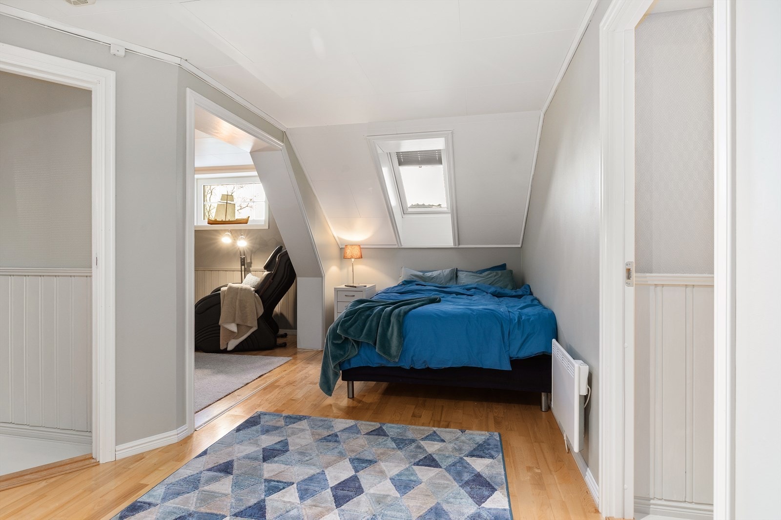 Soverom 3 med gjennomgang. Se planskisse Galleribilde