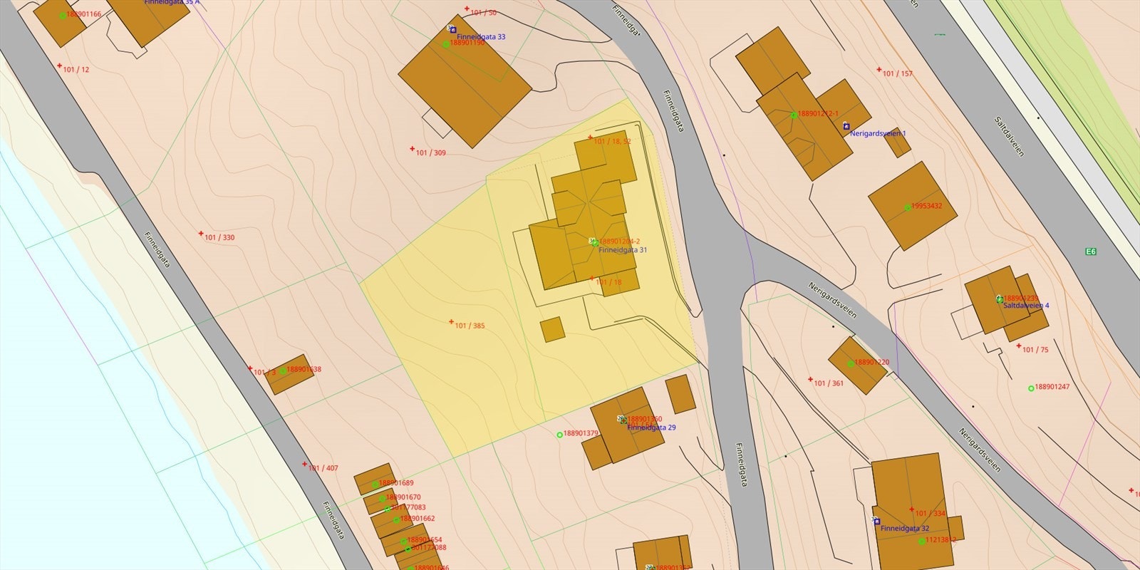 Eiendommen består av gnr. 101 bnr. 18, gnr. 101 bnr. 385 og gnr. 101 bnr. 52 i Fauske kommune. Tomtestørrelse er oppgitt til ca. 1 395 m² iht. tilstandsrapportens Galleribilde