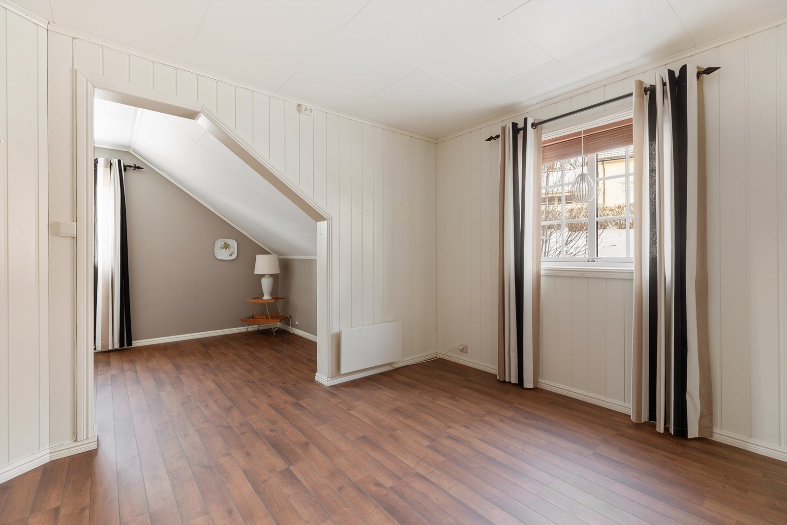 Soverom 2. I de fleste vinduene i hovedetasjen og på loft er vindusglassene nylig byttet til tre-lag glass
med innvendig sprosser, mens karmene er av eldre årgang. Galleribilde