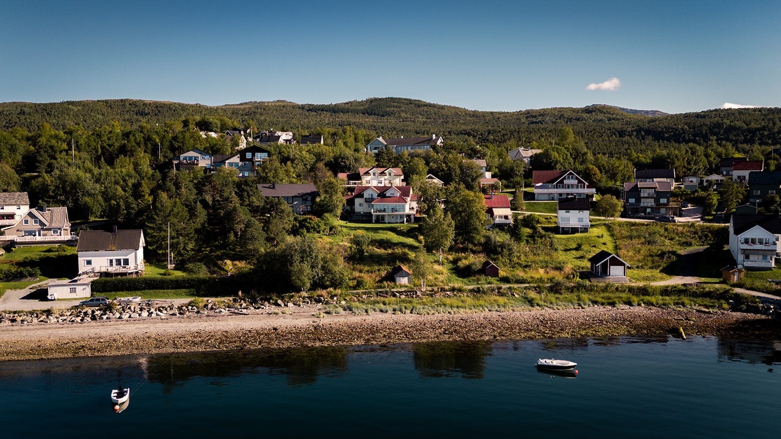 Stor og innholdsrik bolig med attraktiv beliggenhet like ved fjordkanten Galleribilde