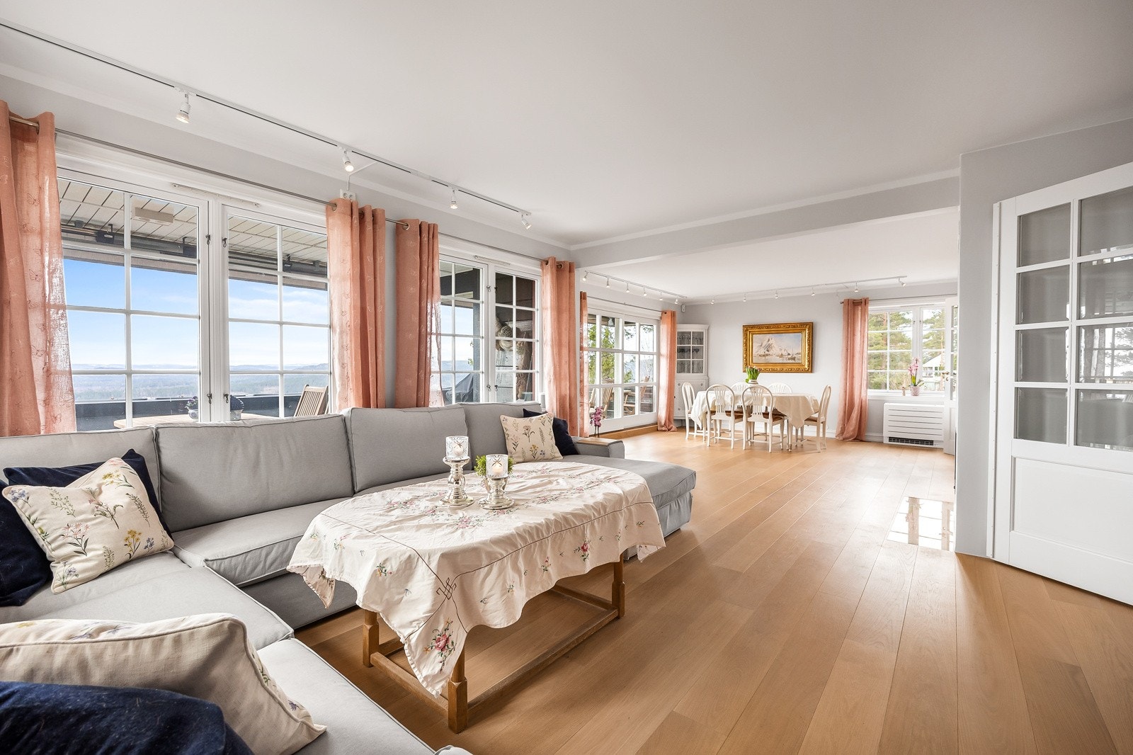 Stue med god plass til sofa Galleribilde