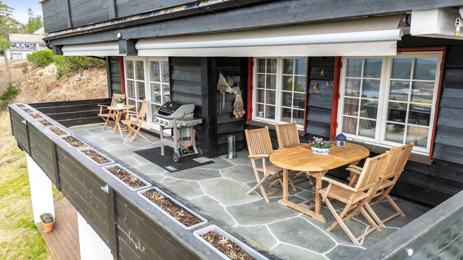 Stor terrasse i 1. etg. Galleribilde