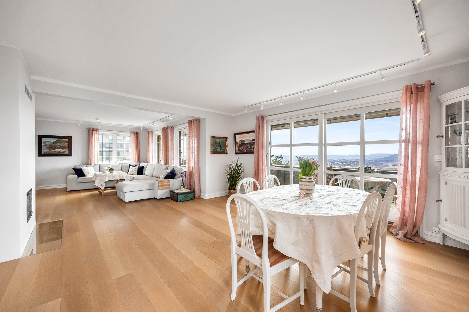 Spisesstue og stue med utgang til terrasse Galleribilde