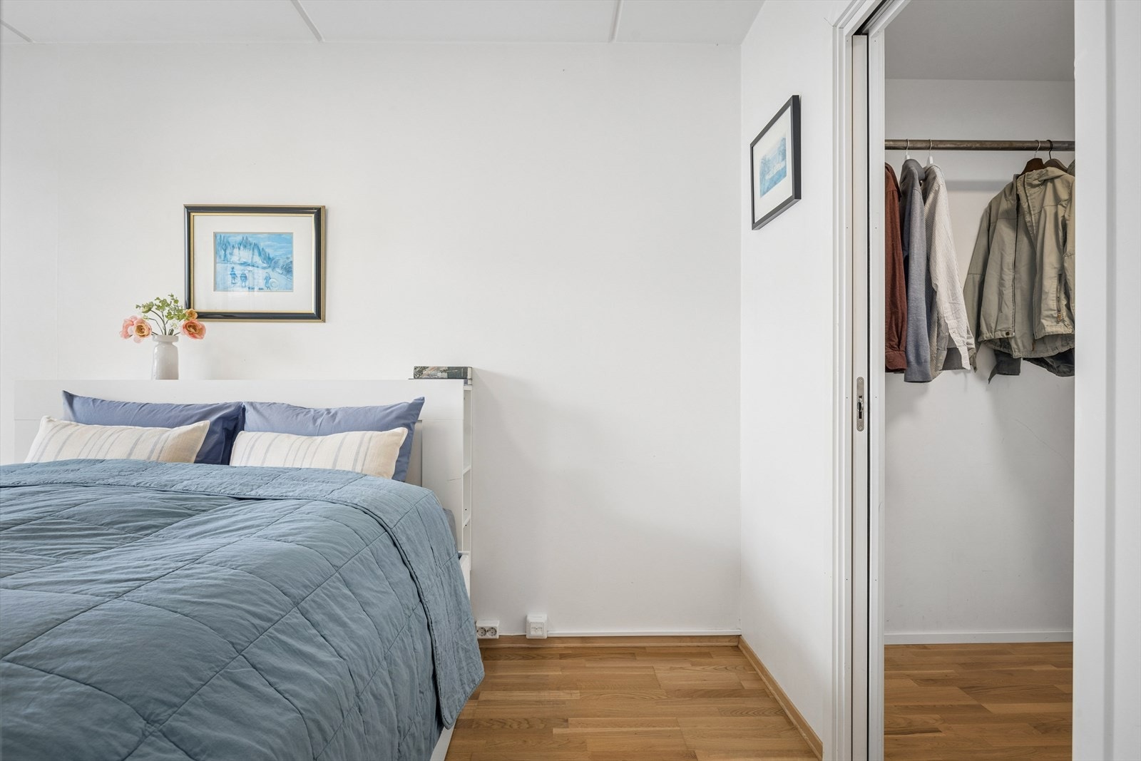 Bod/walk-in har skyvedør. Godt med lagringsplass. Galleribilde