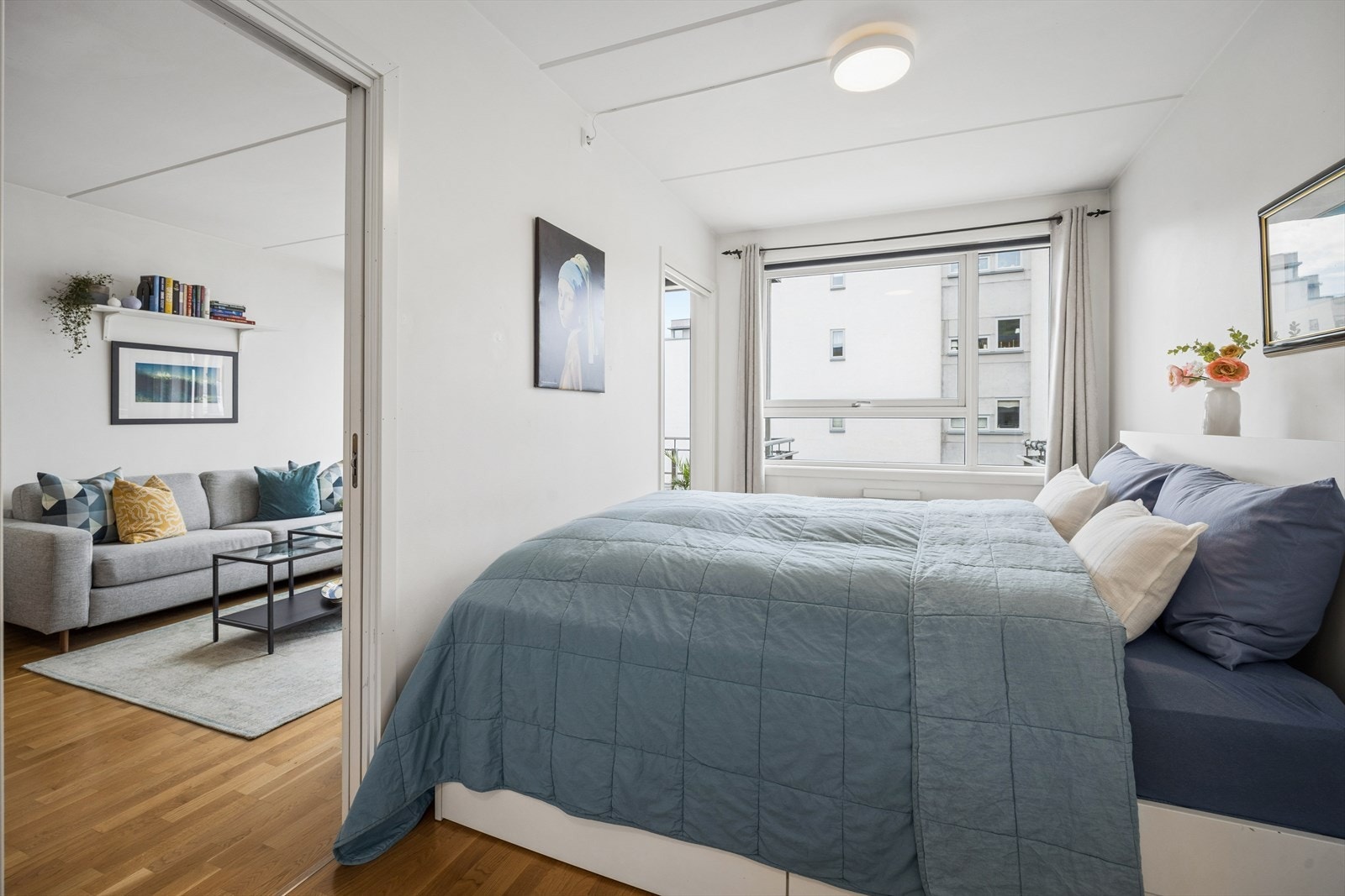 Delikat soverom med parkett på gulv, malte vegger og himling. Galleribilde