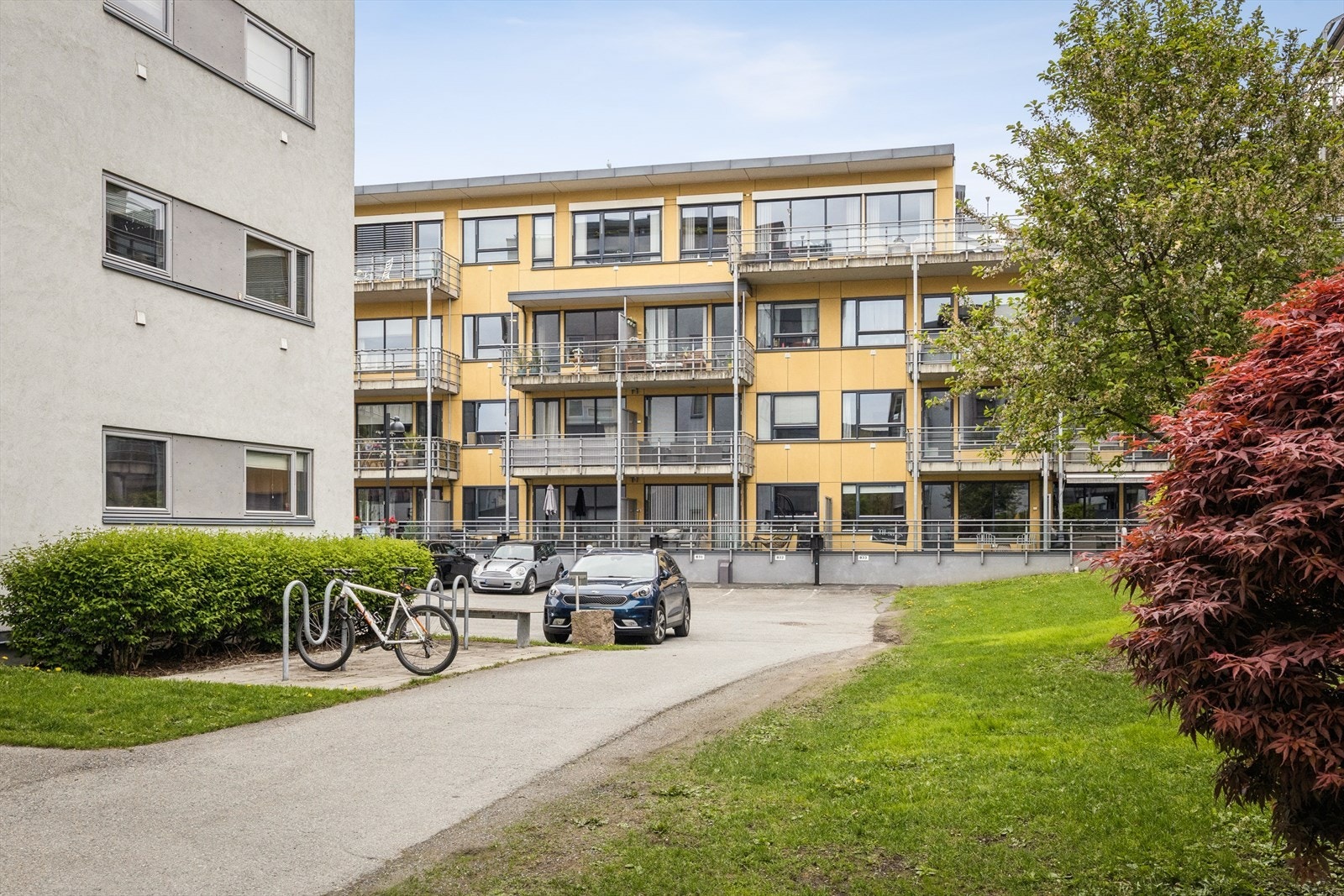 Fasade - Beliggende med meget god internbeliggenhet i 3. etasje. Galleribilde