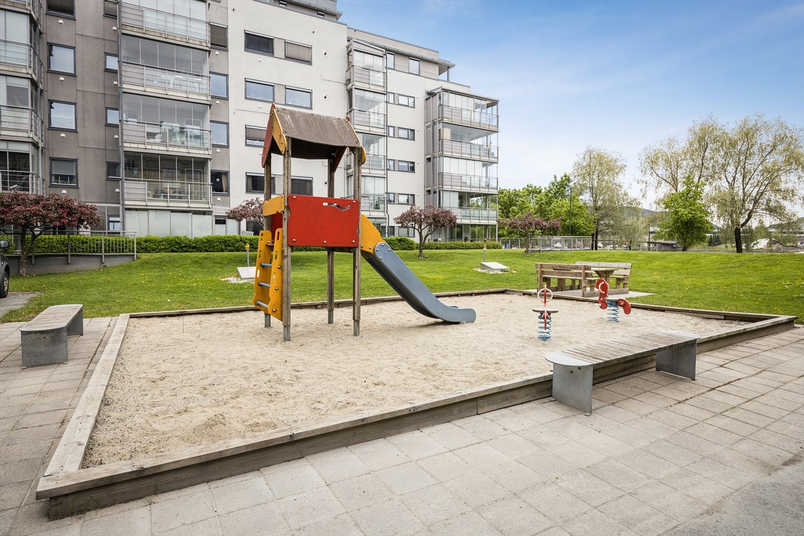 Nærområdet med lekeplass og Bragernes strand i umiddelbar nærhet. Galleribilde