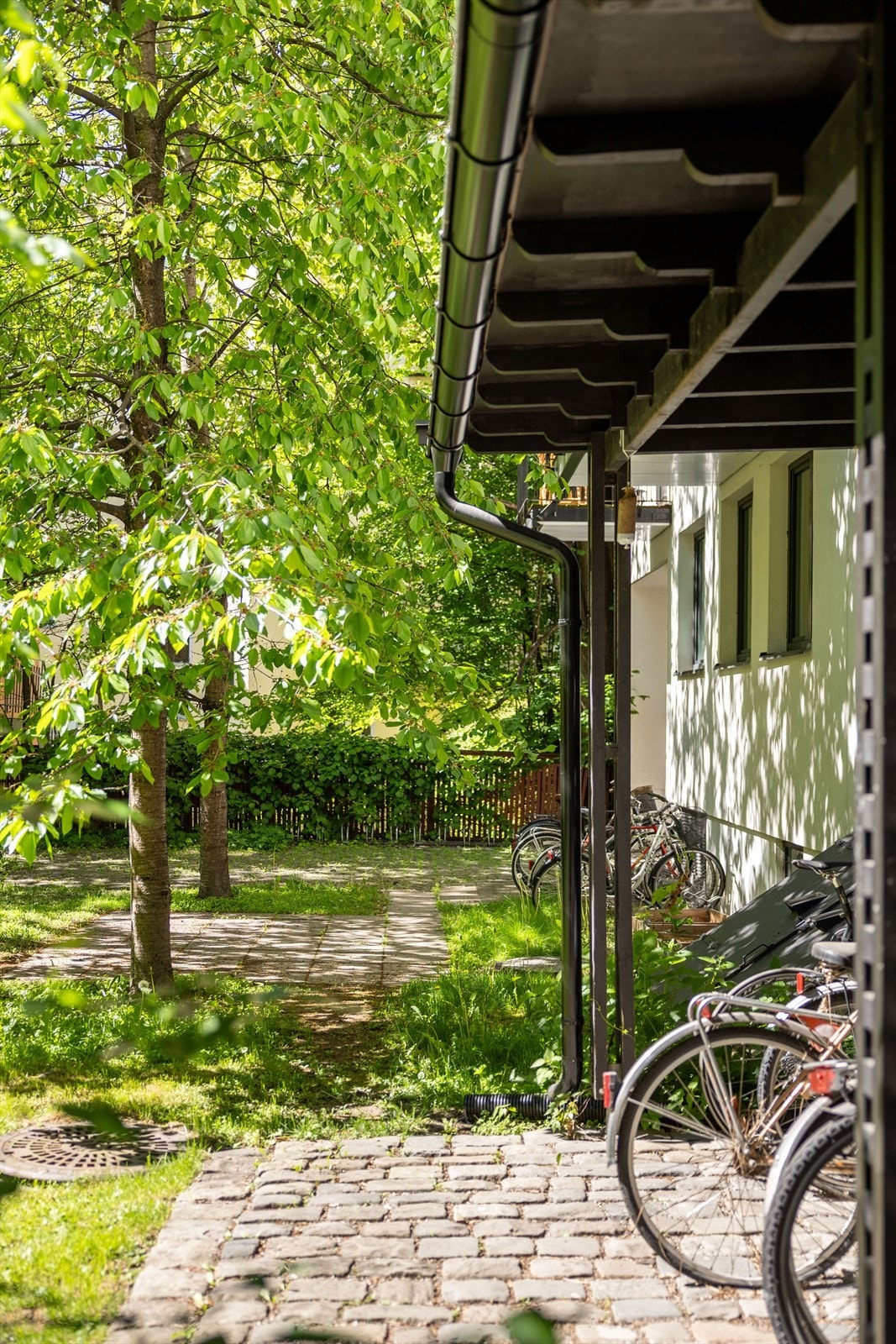 Det er tilrettelagt for sykkelparkering i bakgården Galleribilde