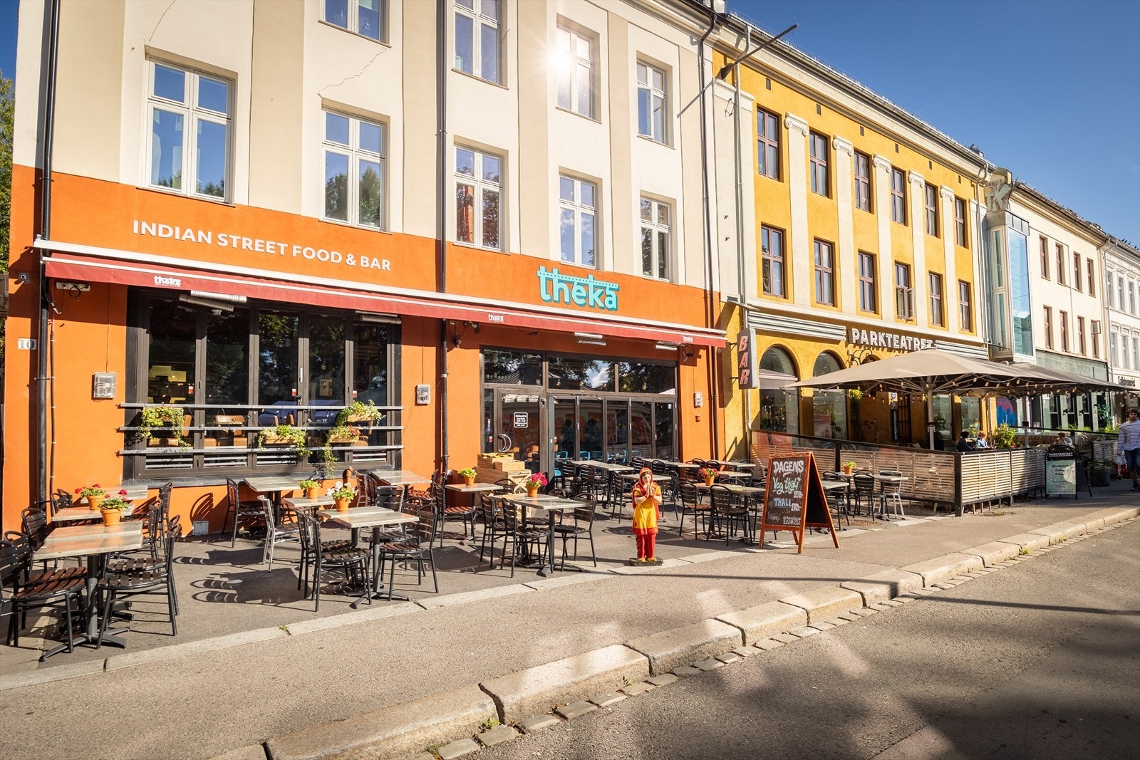 Rett utenfor døren finner du populære serveringssteder og uteserveringer Galleribilde