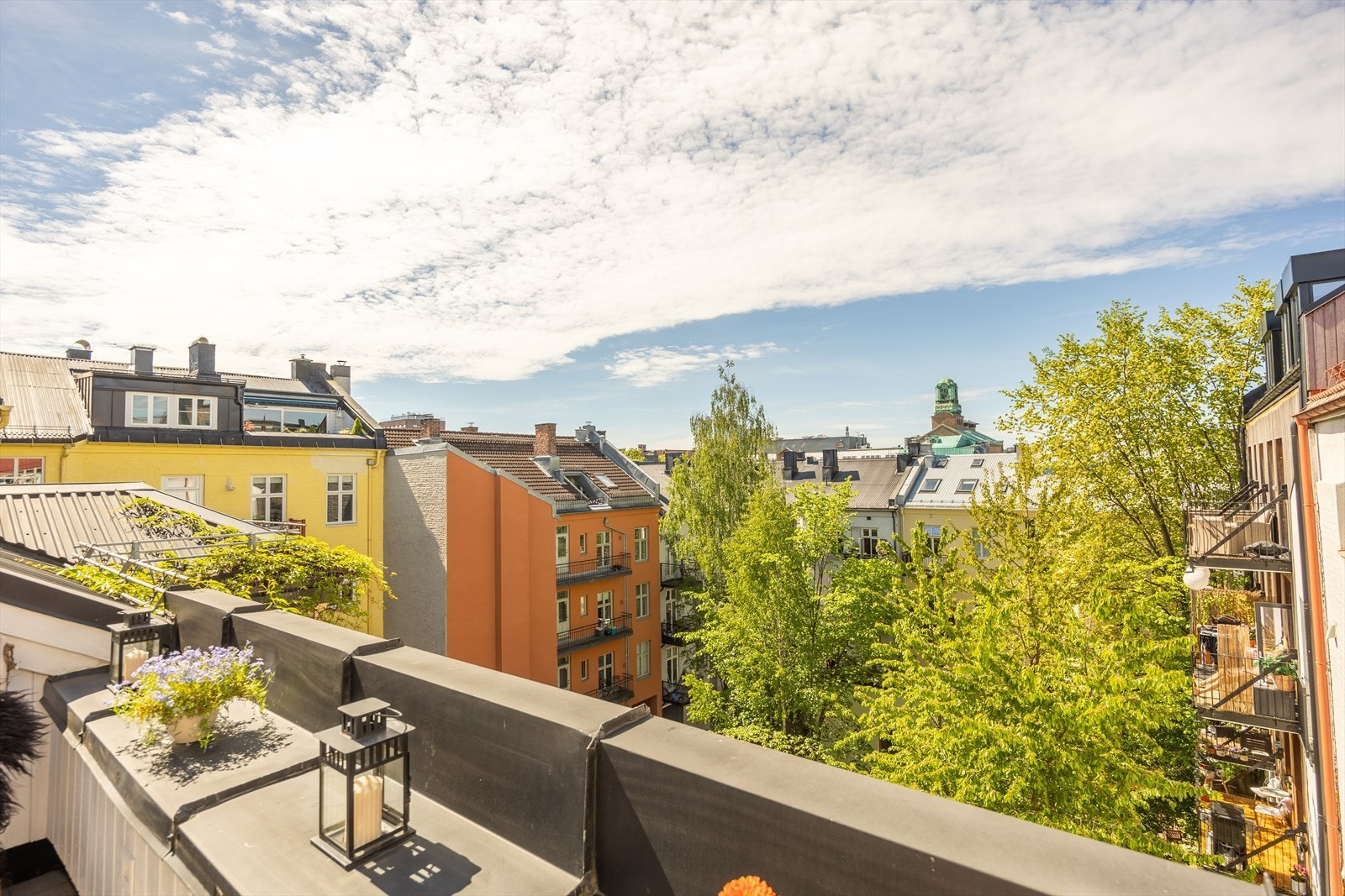 Selger opplyser om gode solforhold i sommerhalvåret, fra ca. kl. 10:00 om morgenen til rundt kl. 19:30-20:00 om kvelden Galleribilde