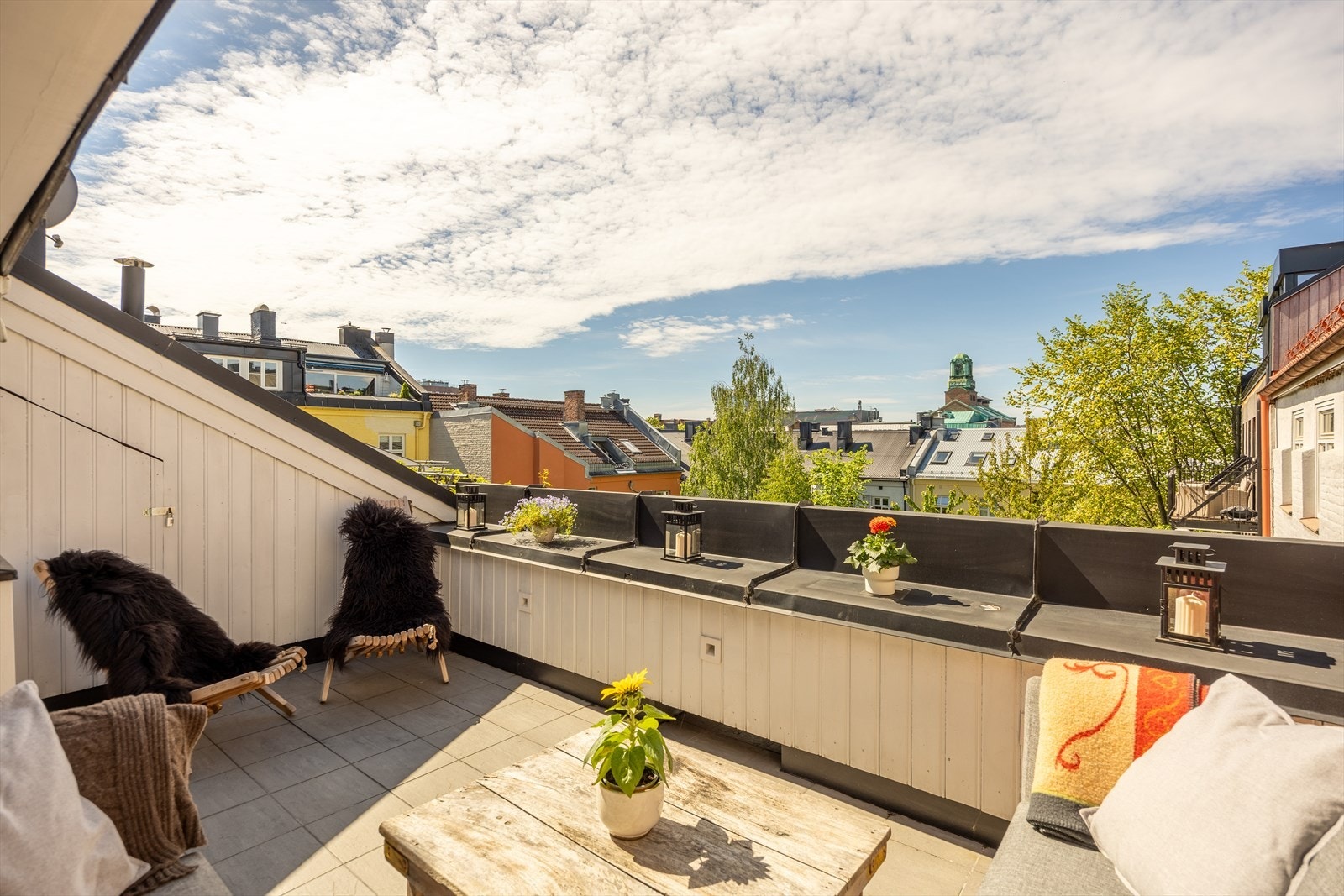 God plass til å innrede med stor sittegruppe, planter og annet ønsket inventar. Praktisk utebod i tilknytning til takterrassen Galleribilde
