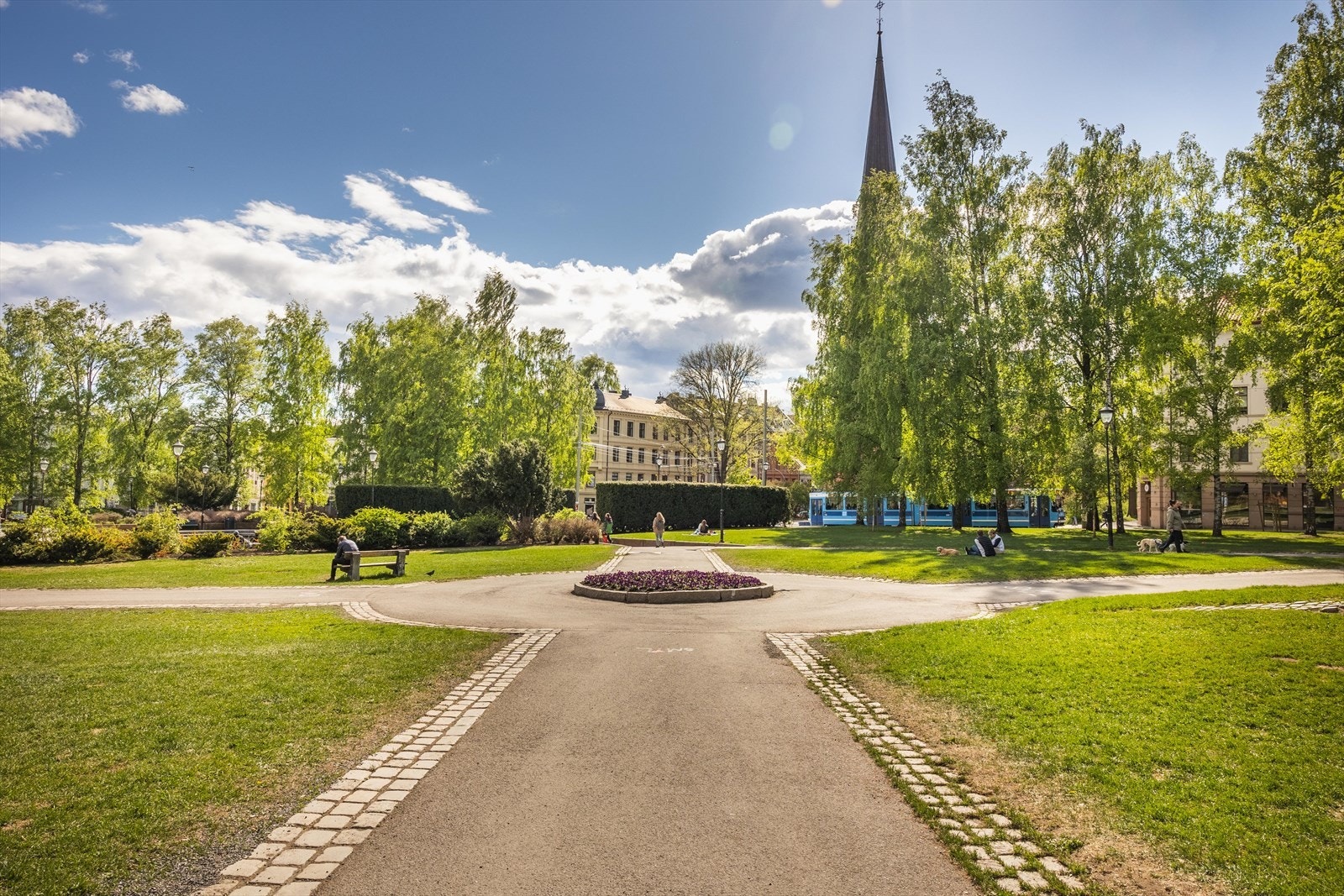 Kort vei til Birkelunden.Birkelunden er særlig kjent for sitt eget "Birkelunden bruktmarked" som finner sted hver søndag Galleribilde