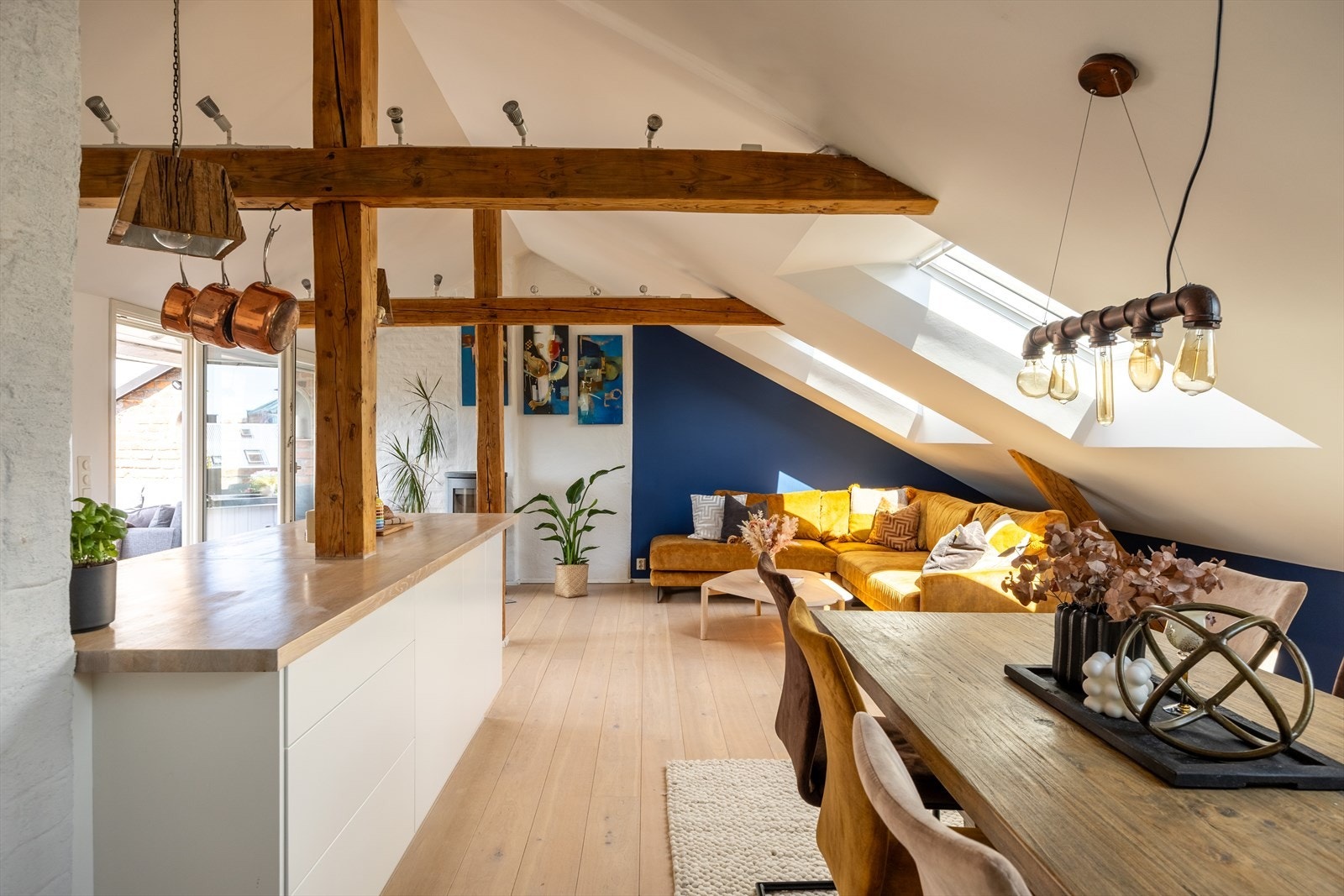 God plass til å innrede i ulike soner tilpasset både behov og livsstil. Dette er en leilighet med en unik atmosfære! Galleribilde