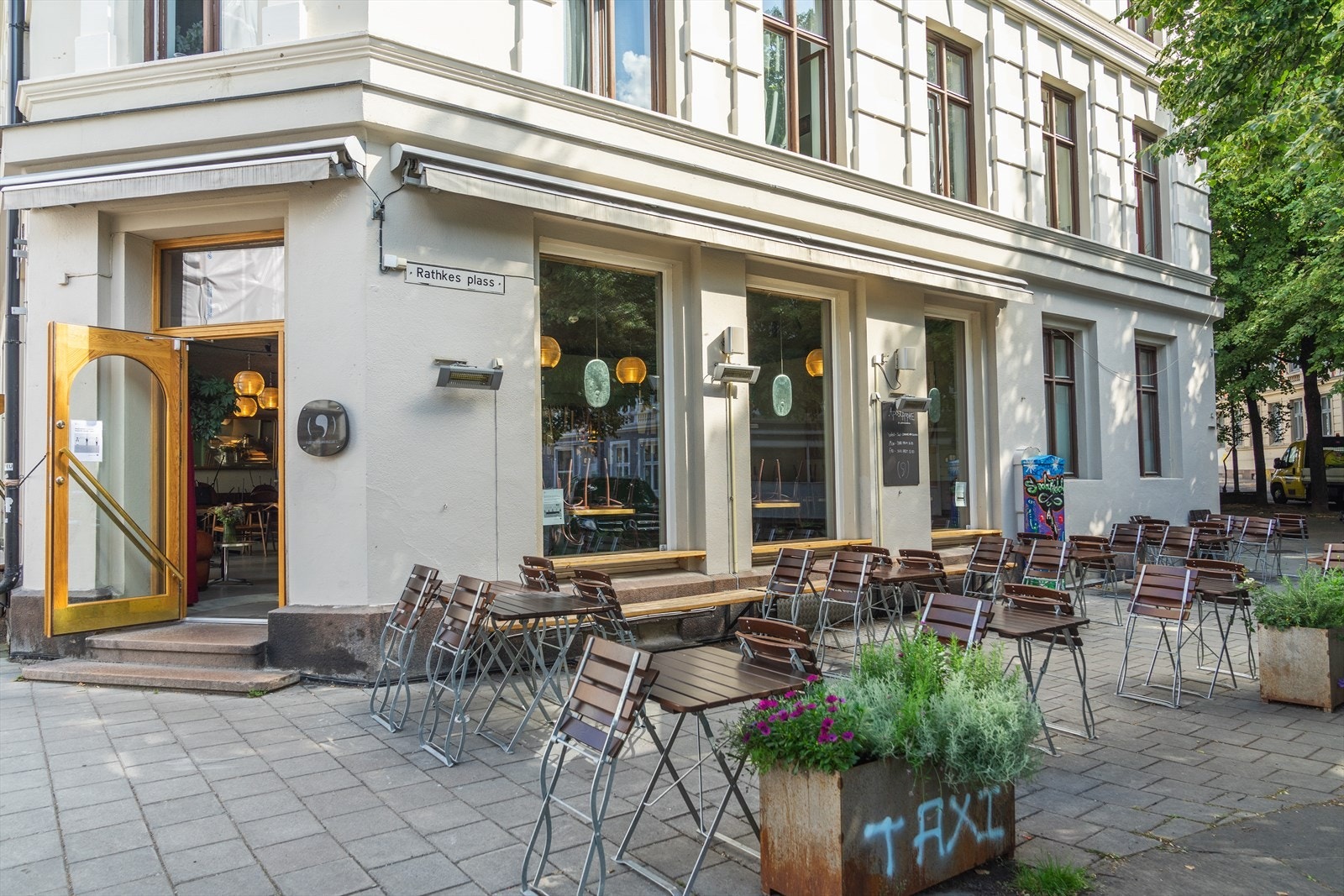 I nærområdet finner du også populære Apostrophe, kjent for sitt gode utvalg og hyggelige miljø Galleribilde