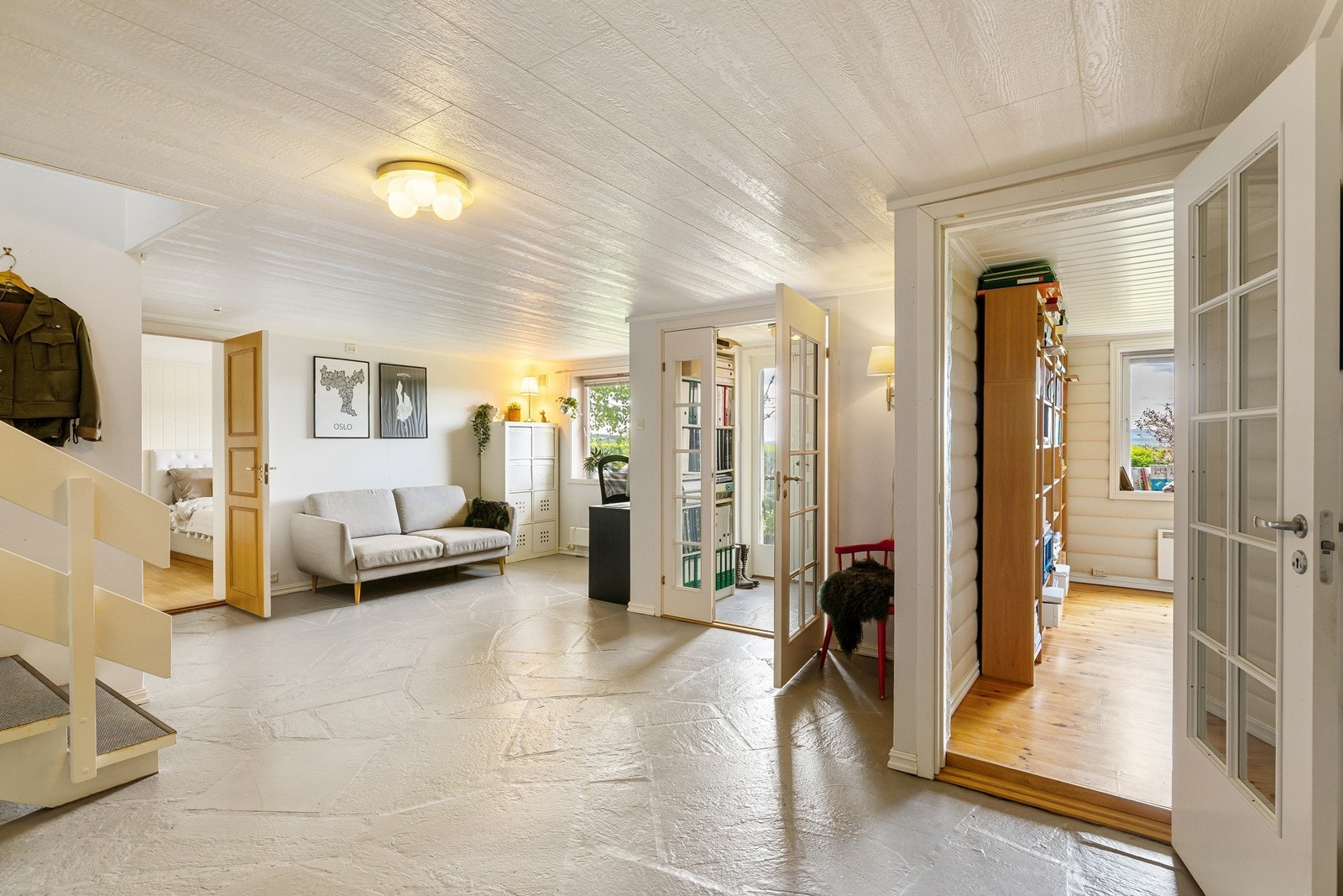 Underetasjen har i tillegg en romslig entré og to ganger som binder etasjen sammen på en god måte. Galleribilde