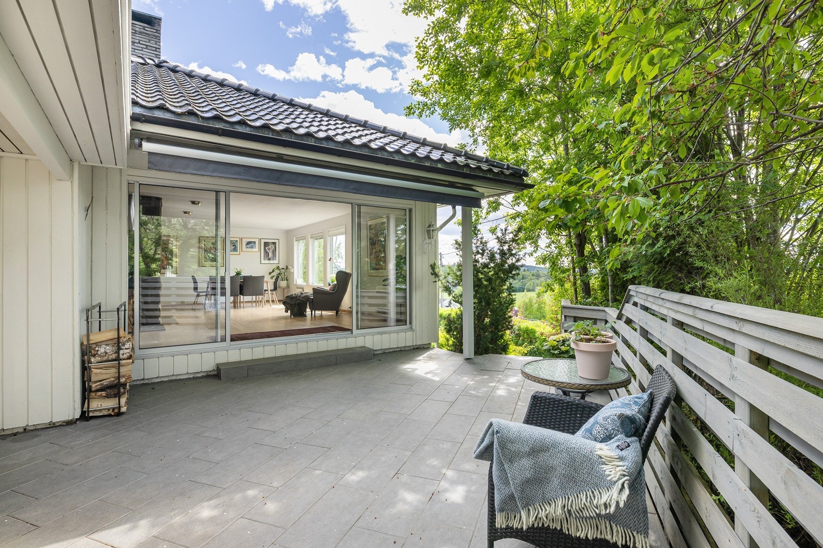 Uteområdet har flere fine og skjermede uteplasser hvor du kan nyte privatlivet. Galleribilde