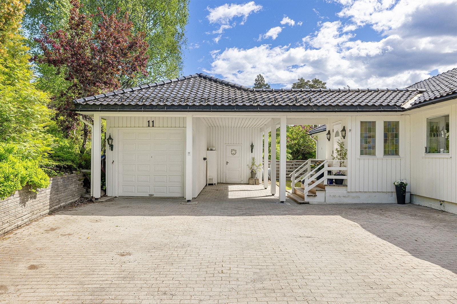 Utvendig har eiendommen en romslig garasje, en carport med installert elbillader, samt en praktisk sykkelbod. I tillegg er det rikelig med biloppstillingsplasser på egen tomt. Galleribilde