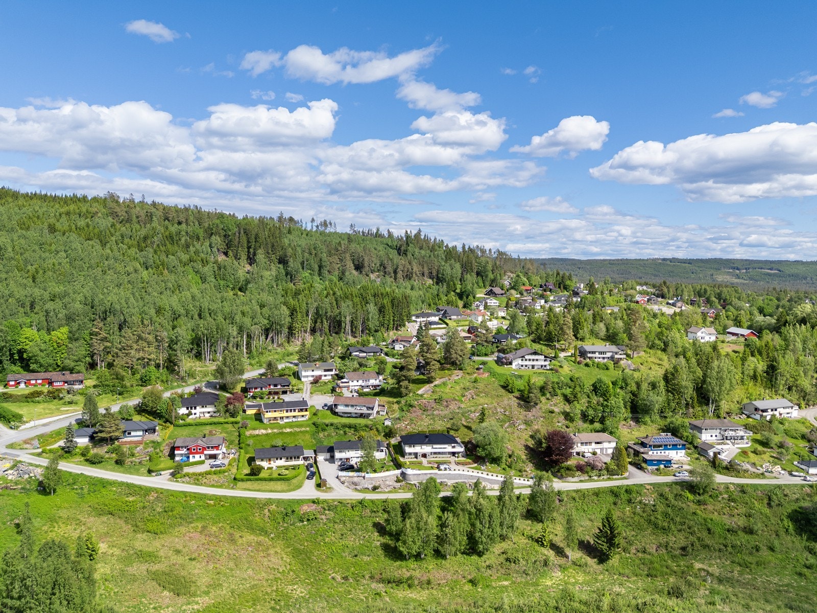 Boligen er plassert i et etablert og svært barnevennlig nabolag med kort vei til skoler og barnehager. Galleribilde