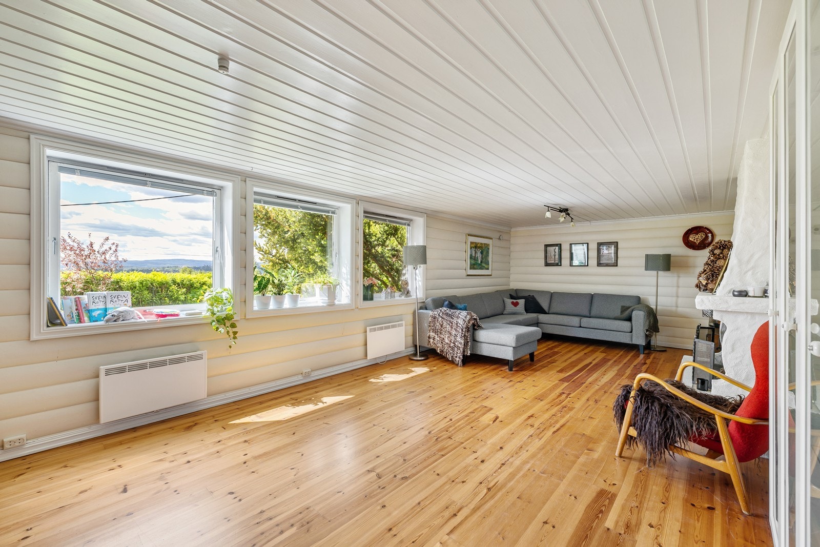 I underetasjen finner du en romslig peisstue med eget ildsted, en perfekt ekstra stue for barn eller ungdom. Galleribilde