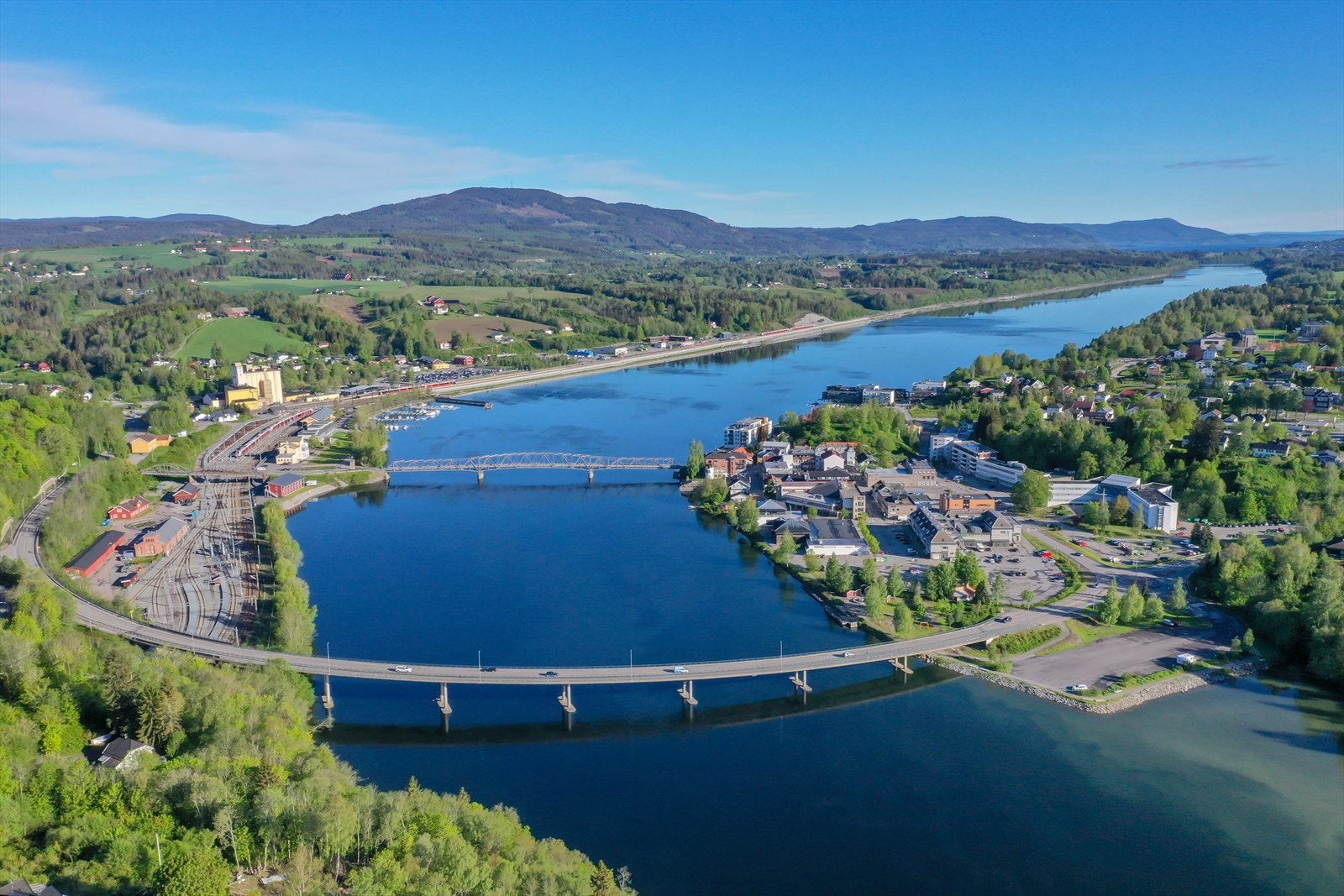 Turmuligheter langs Vorma, Skibladnerbrygga og et aktivt båtliv på Mjøsa og Vorma. Galleribilde