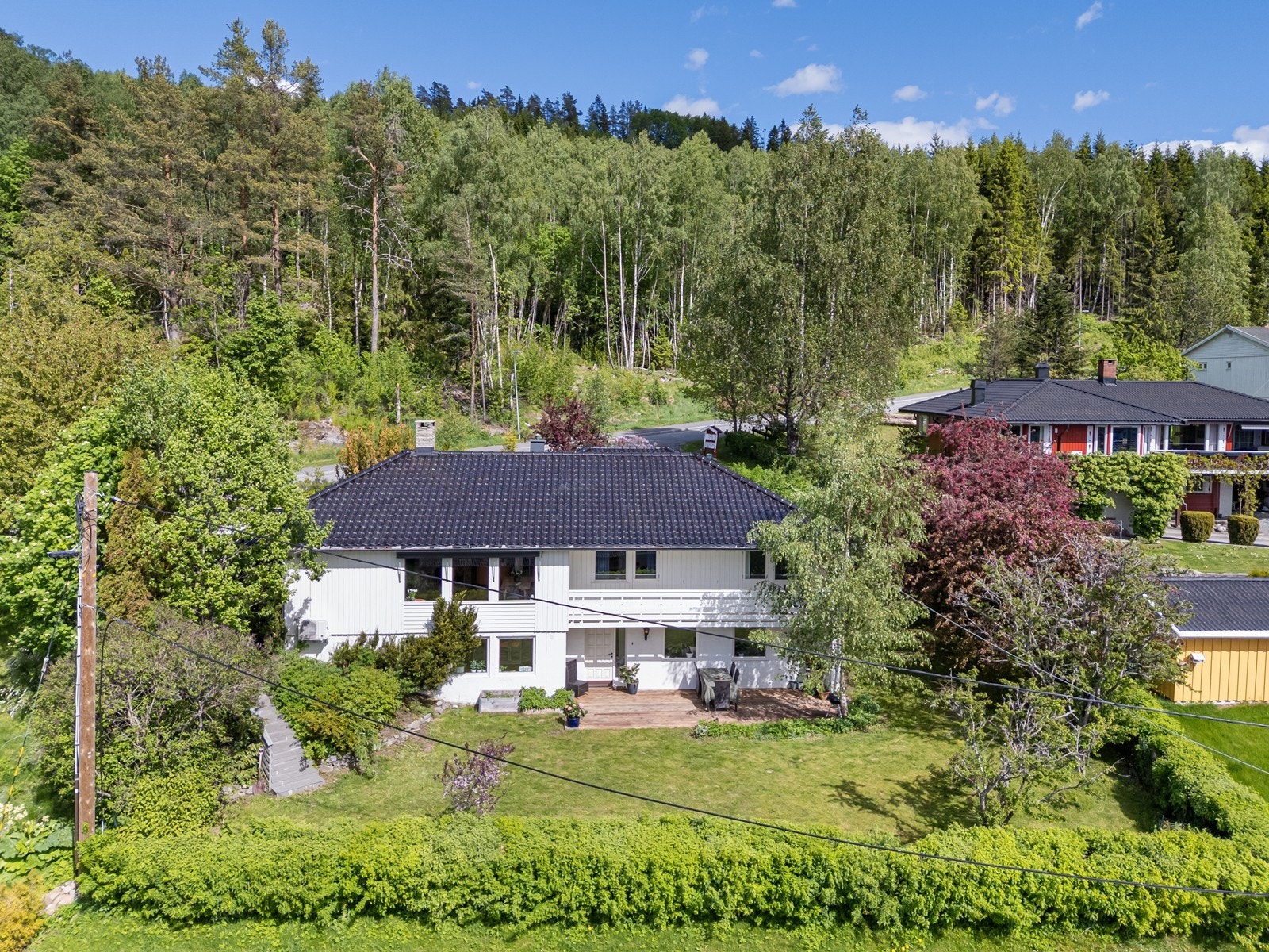 Huset ligger perfekt til rett ved skogkanten. Her bor du i rolige, landlige omgivelser, samtidig som du har kort vei til alt av hverdagsfasiliteter. Galleribilde