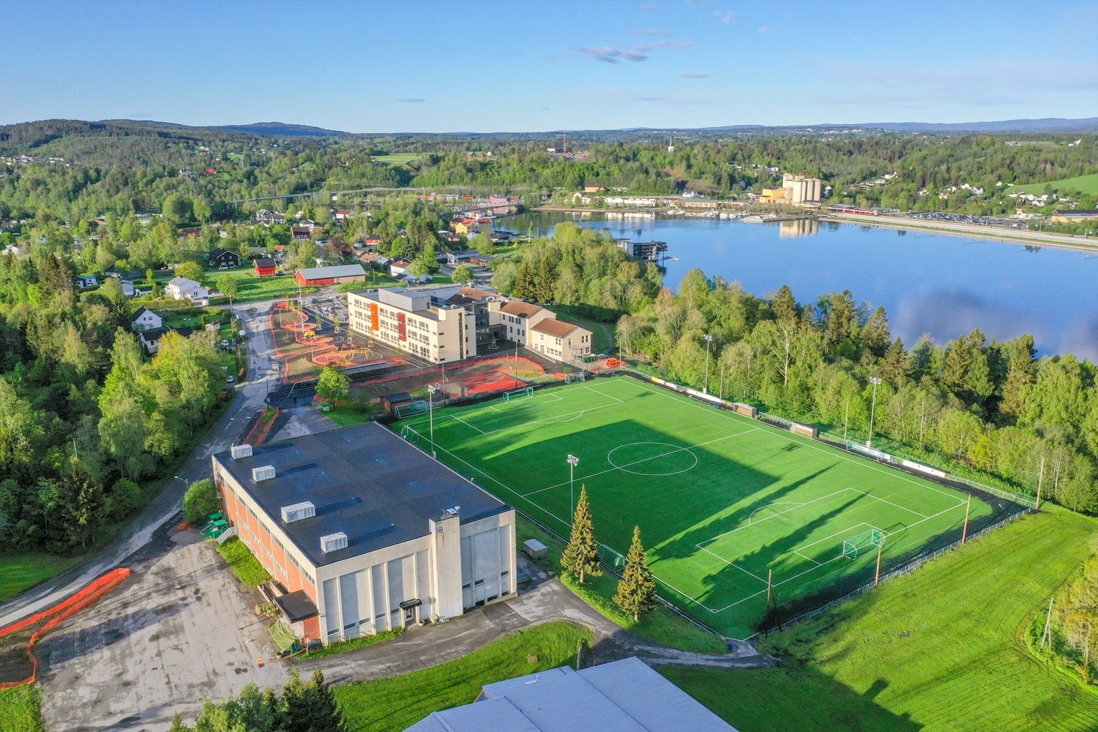 Eidsvollhallen og kunstgress Galleribilde