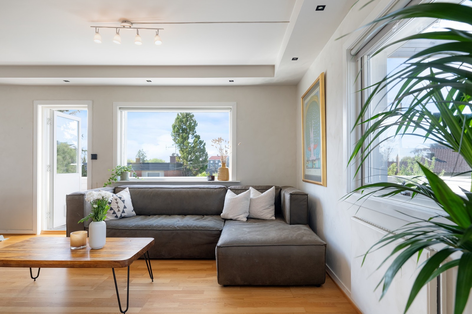 Stuen har god plass til sofa, salongbord og tilhørende mediemøblement. Galleribilde