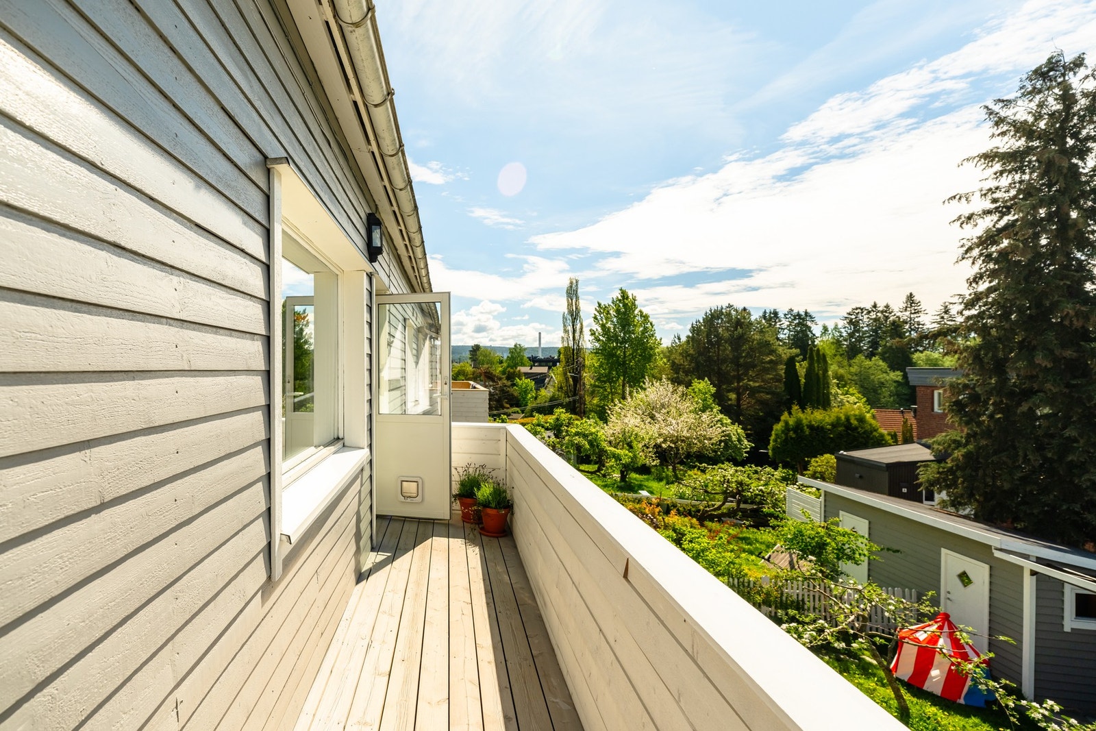 Verandaen er sørvestvendt og gir med det gode solforhold med sol fra ca 10:00-21:00 på sommeren. Galleribilde