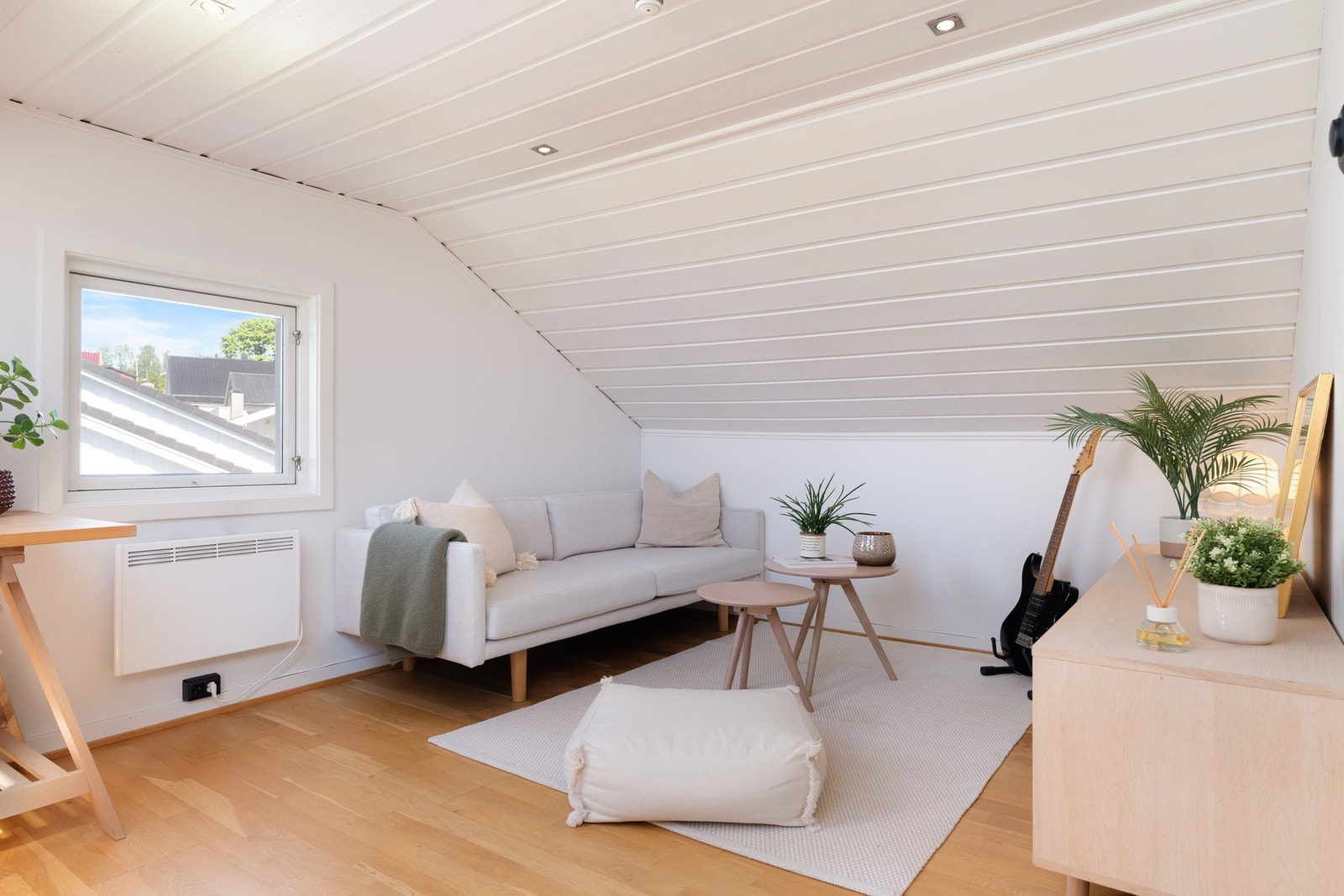 Lysmalte overflater, parkett på gulv og downlights i himling. Galleribilde