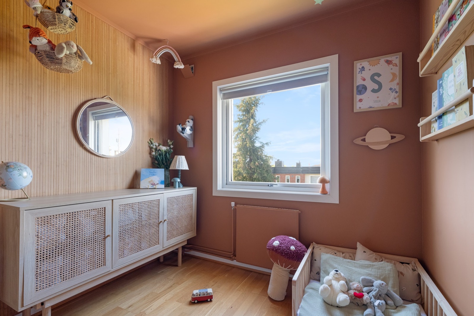 Plass til seng, oppbevaringsmøblement, leker og skrivepult. Galleribilde