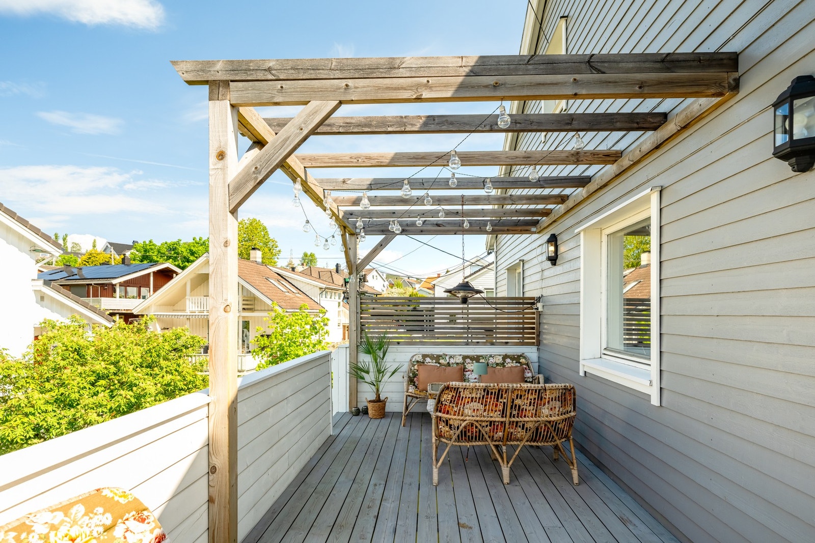 Pergola gjør det lunt og hyggelig på veranda. Galleribilde