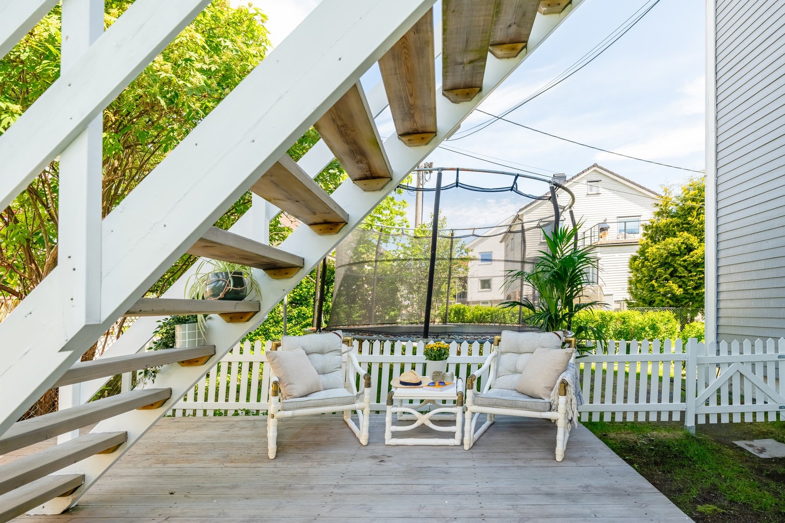 I hagen får du en herlig markterrasse på 13,5 kvm. Like utenfor porten har sameiet en felles trampoline som kan benyttes. Galleribilde