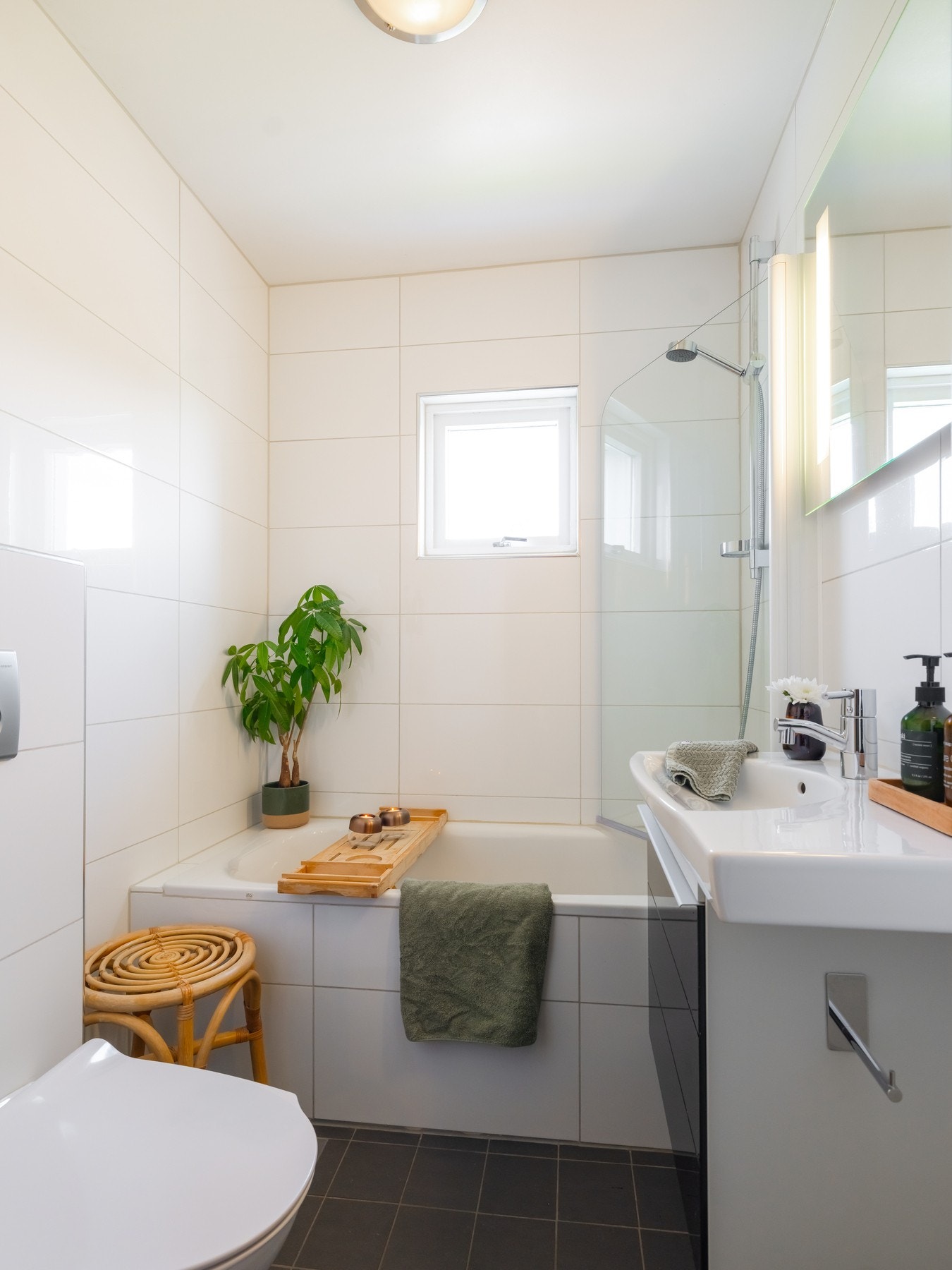 Lyst, flislagt baderom med varme i gulv. Felles vaskerom i kjeller med plass til egen vaskemaskin og felles tørketrommel. Galleribilde