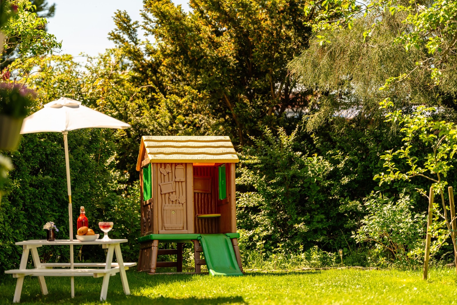 Hagen har god plass for trampoline, sklie eller annen lek. Galleribilde