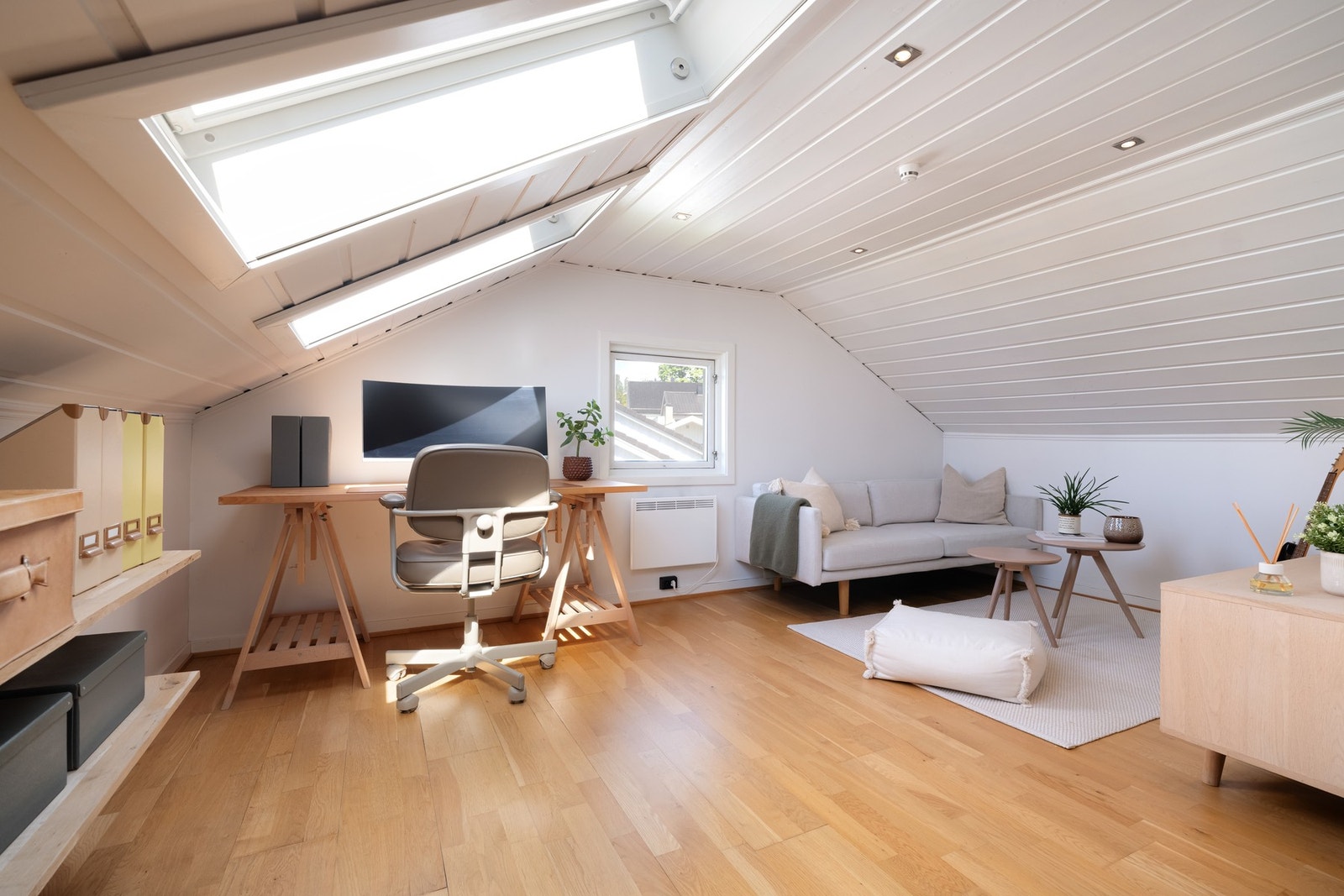 Loftet er i dag innredet som loftstue og hjemmekontor. Rommet er opprinnelig byggemeldt som bod og er ikke godkjent for varig opphold. Galleribilde