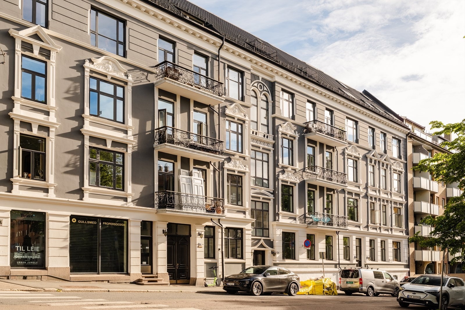 Leiligheten ligger i en klassisk bygård, gården ble oppgradert i 2017. Galleribilde