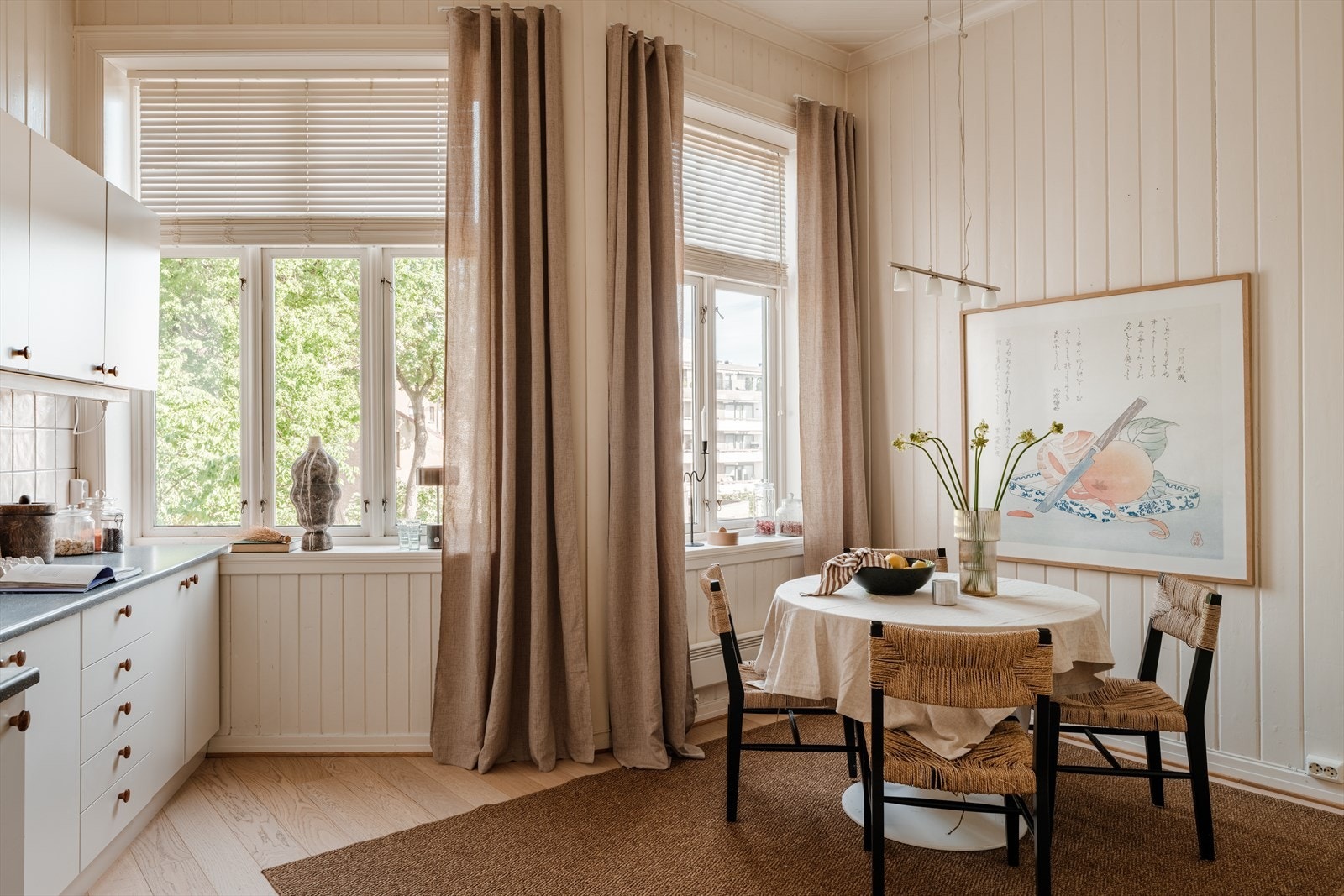 Kjøkkenet er av god størrelse med plass til spisebord. Galleribilde