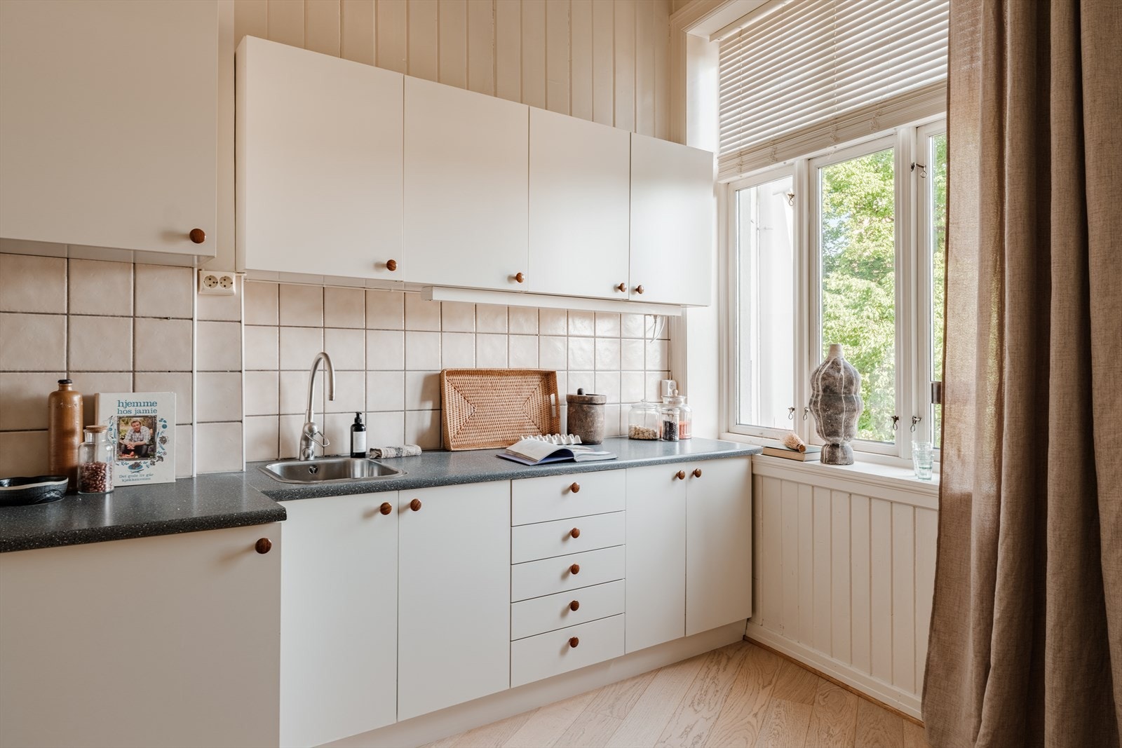 Det er plass til frittstående hvitevarer. Galleribilde