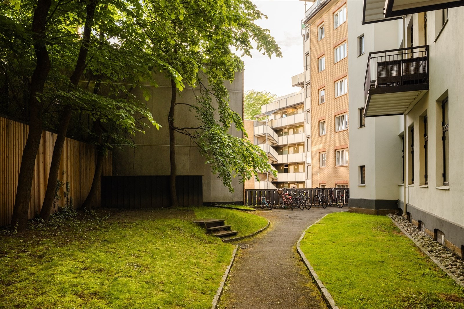Hyggelig bakgård. Galleribilde