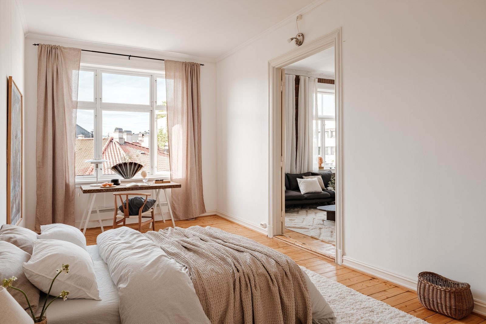 Romslig soverom med god plass til dobbeltseng med nattbord på hver side, samt garderobeskap. Galleribilde