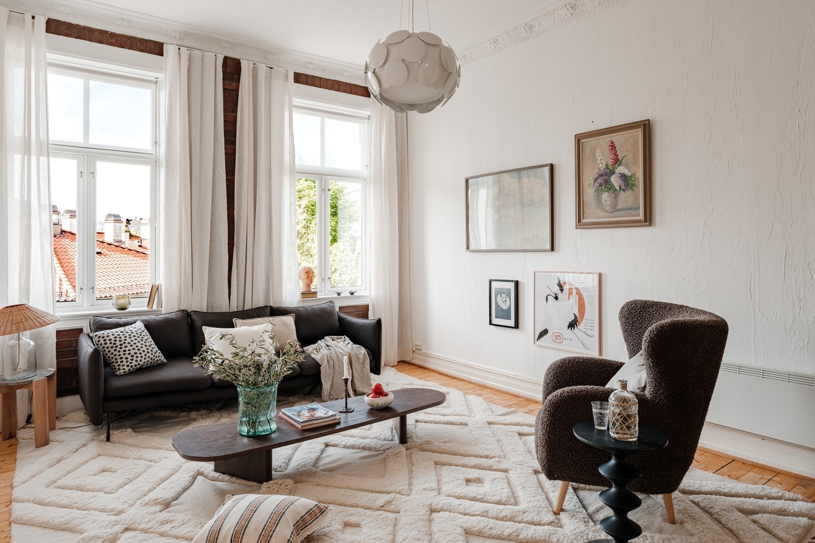 I stuen er det store vindusflater som bidrar til mye naturlig lysinnslipp i rommet. Galleribilde