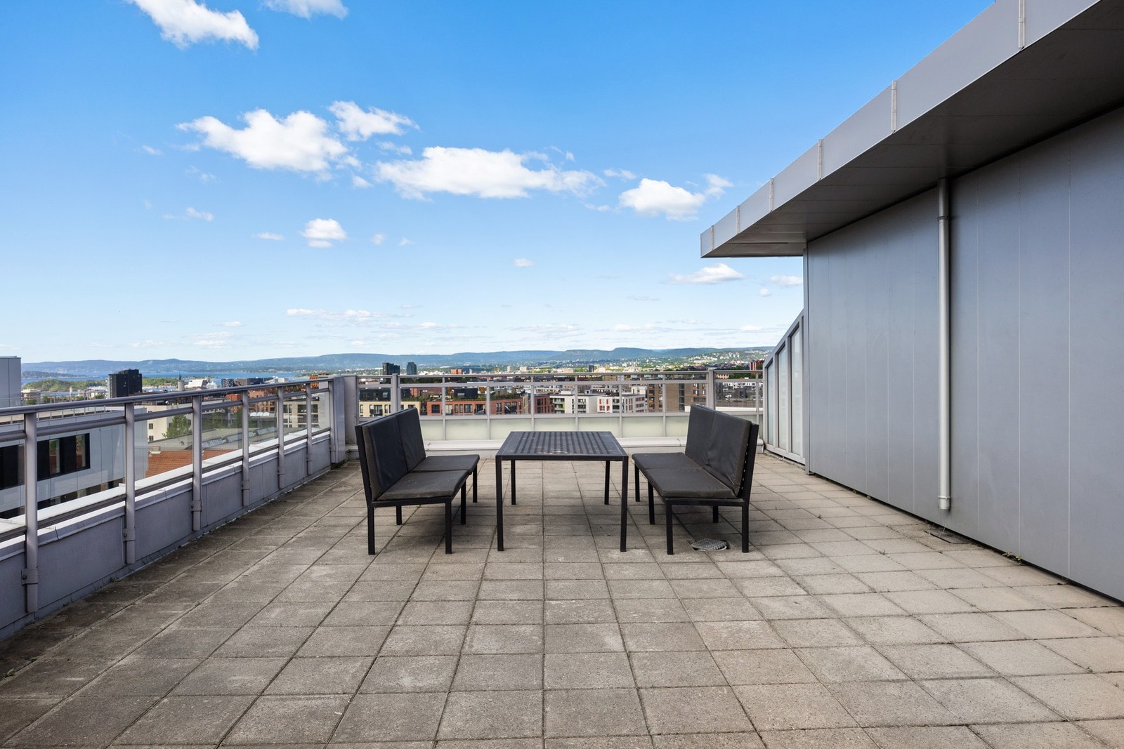 Stor solfylt takterrasse som beboerne kan nyte. Galleribilde