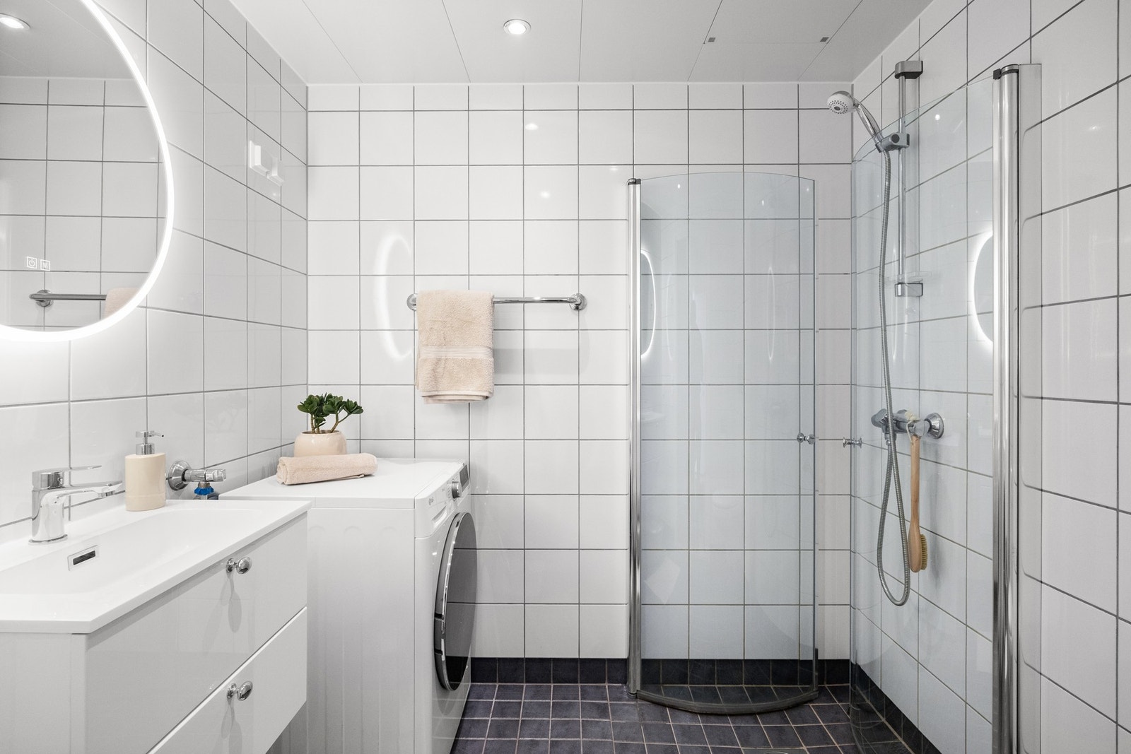 Baderom fra byggeår med varmekabler i gulv. Galleribilde