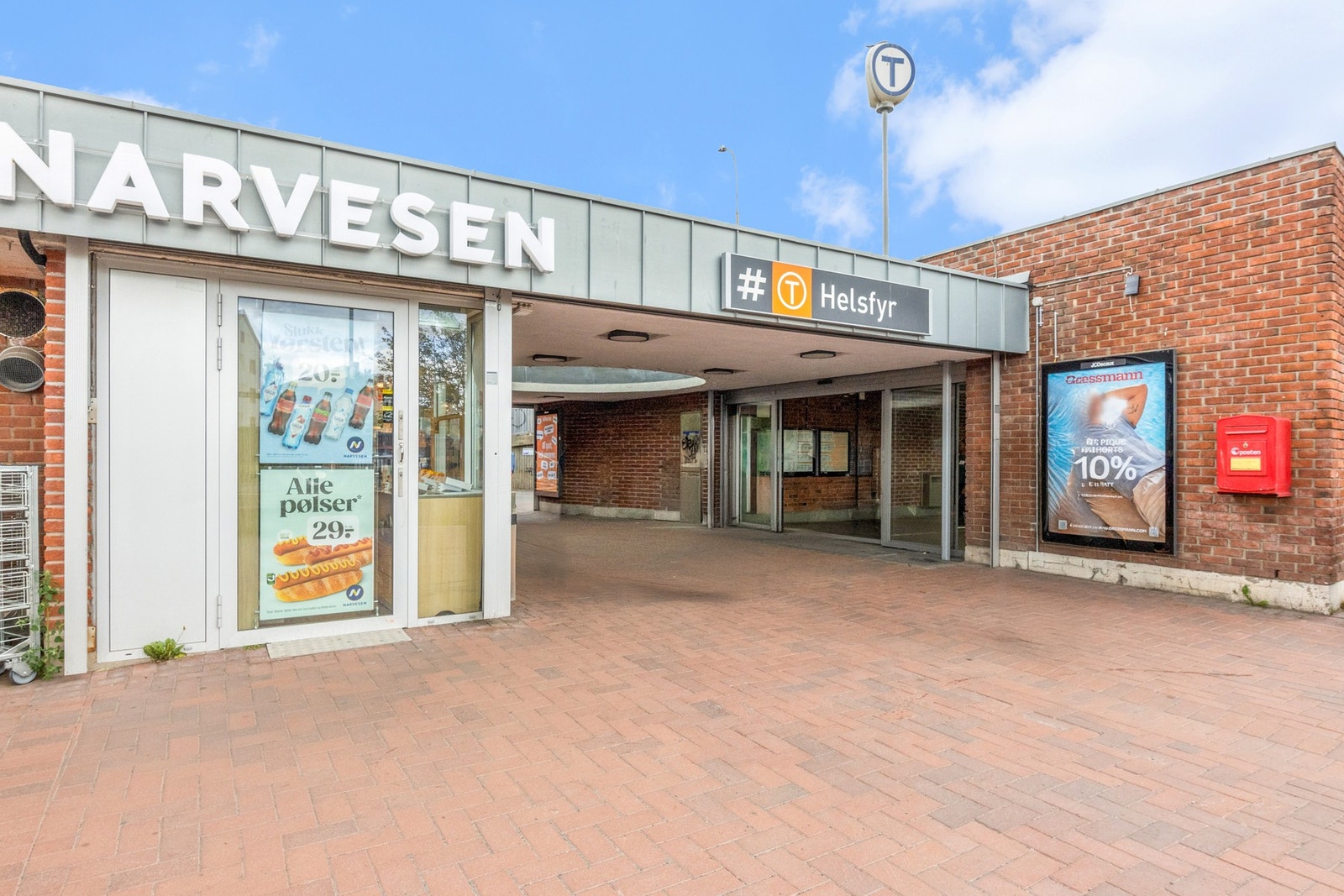 Helsfyr T er et kollektivt knutepunkt for flere buss og T-banelinjer. Galleribilde