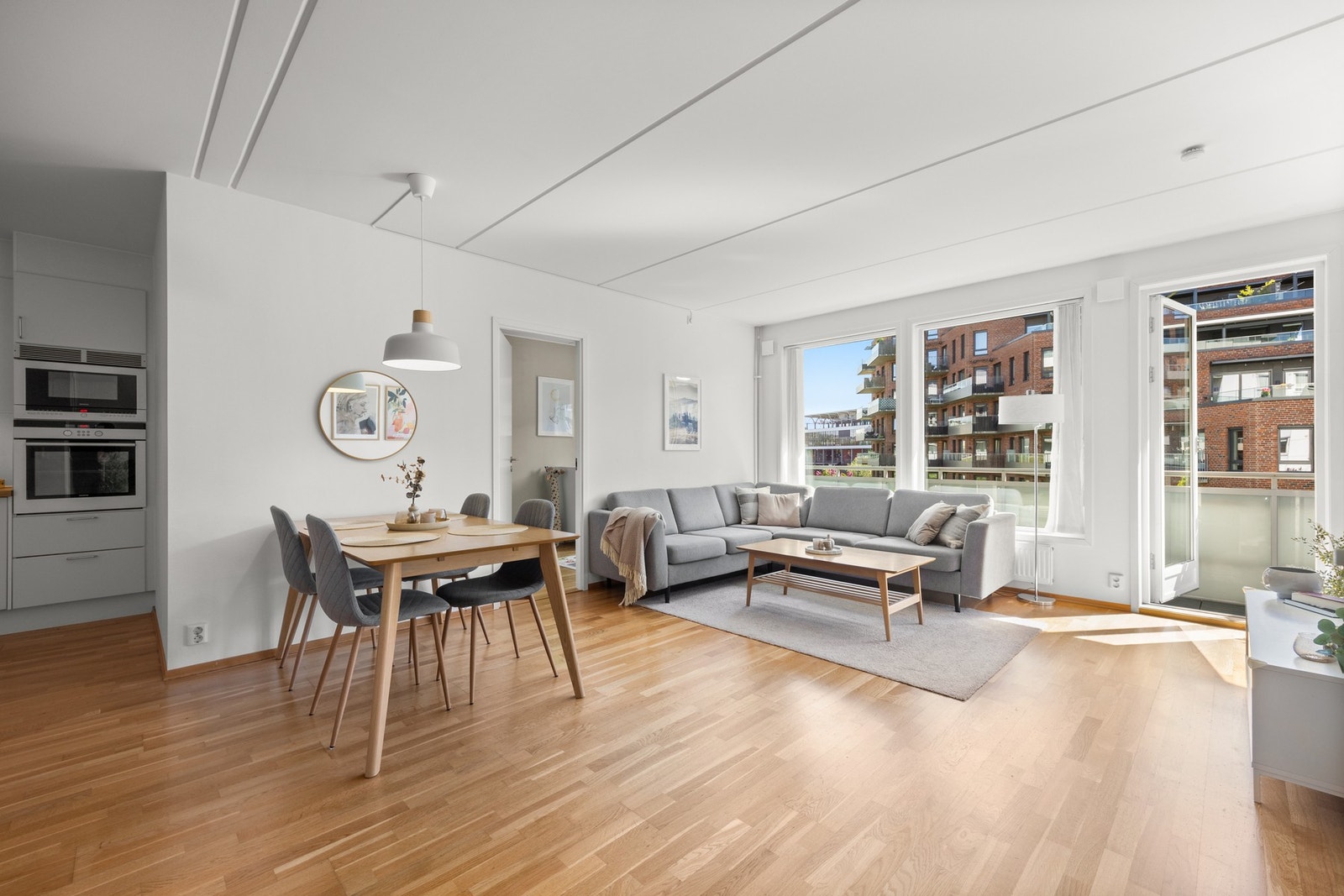 Stuen er innredet med hjørnesofa, spisemøblement, skjenk, bokhylle og diverse. Galleribilde