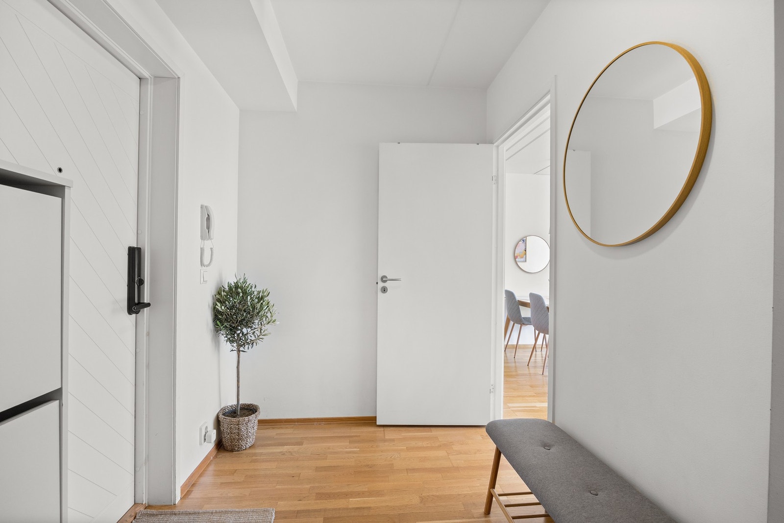 Callinganlegg plassert på veggen. Galleribilde
