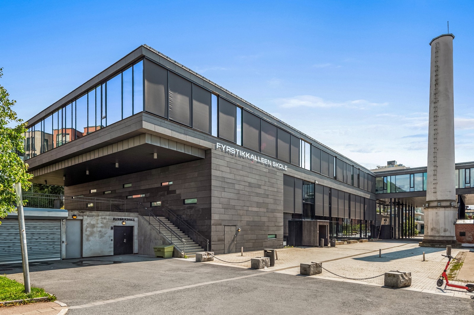 Fyrstikkalleen skole er en kombinert ungdoms- og videregående skole. Galleribilde