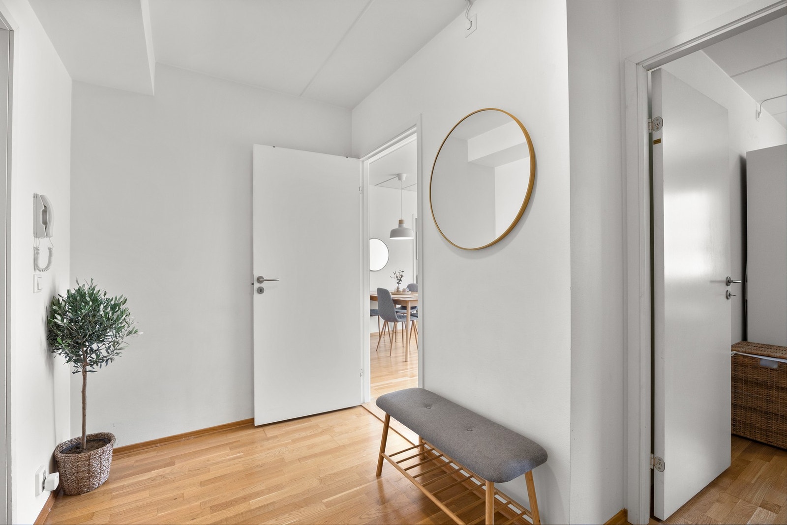 Entrèen oppleves som praktisk, da du kan sette inn kommode, knagger, skoskap, sittebenk, speil og lignende. Galleribilde