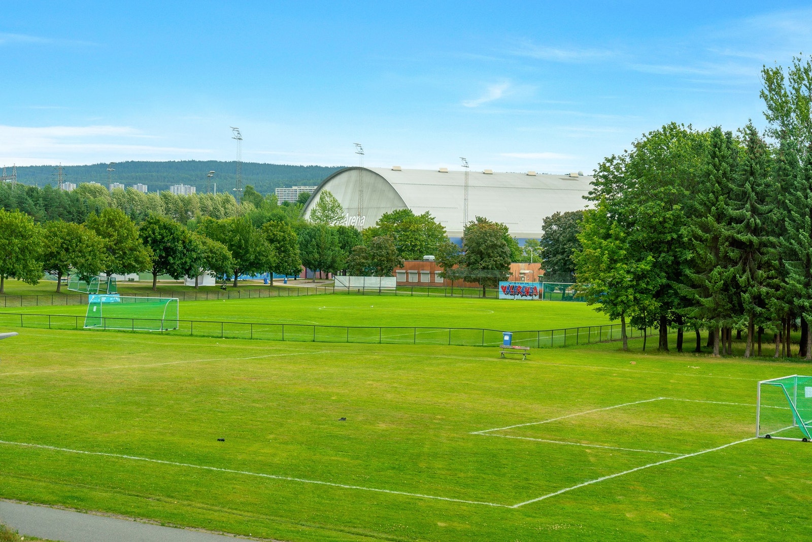 Valle Arena er kjent for fotballbaner innendørs og utendørs. Her blir det avholdt cup og kamper! Galleribilde